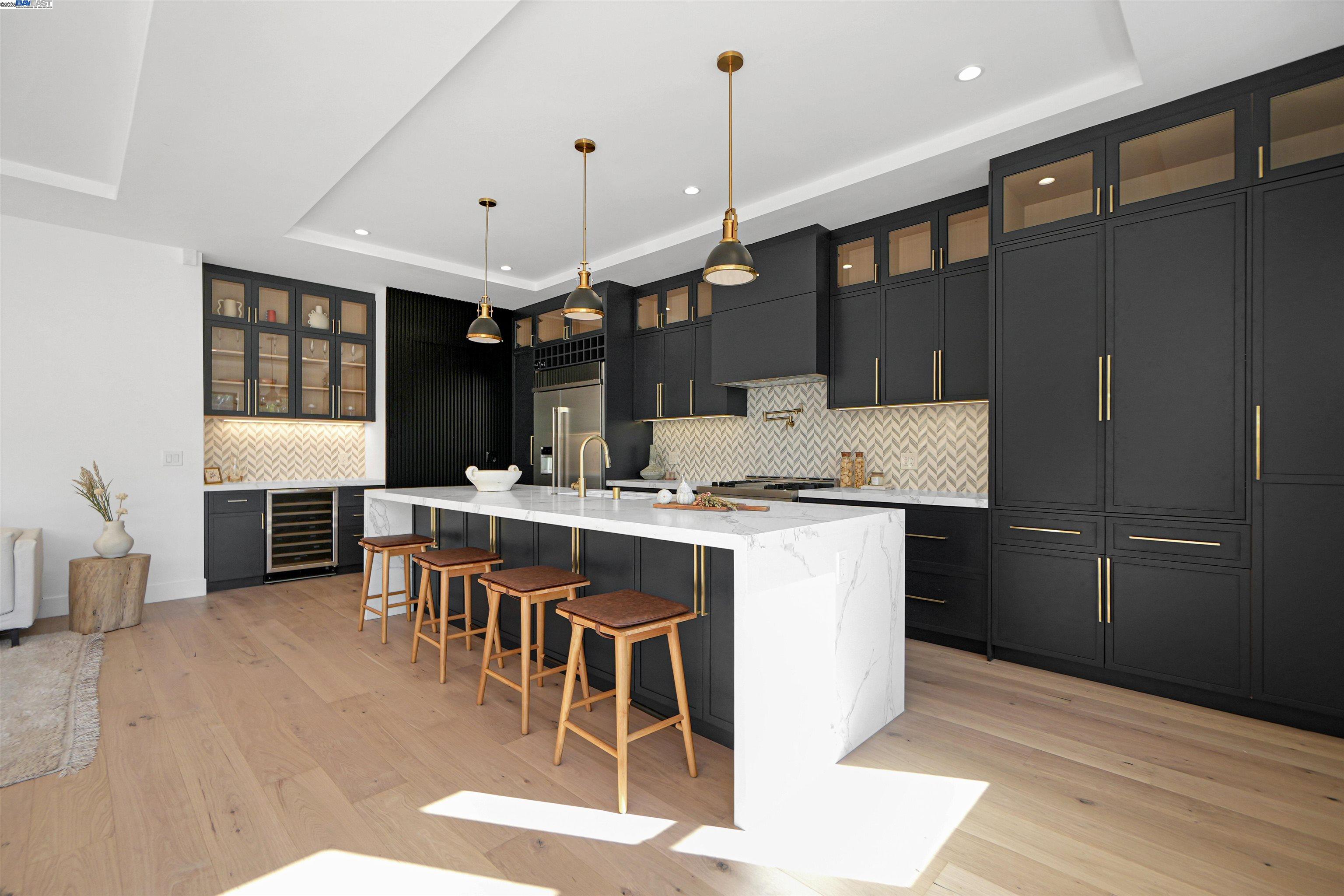Detail Gallery Image 15 of 60 For 5229 Miles Ave, Oakland,  CA 94618 - 6 Beds | 6/1 Baths