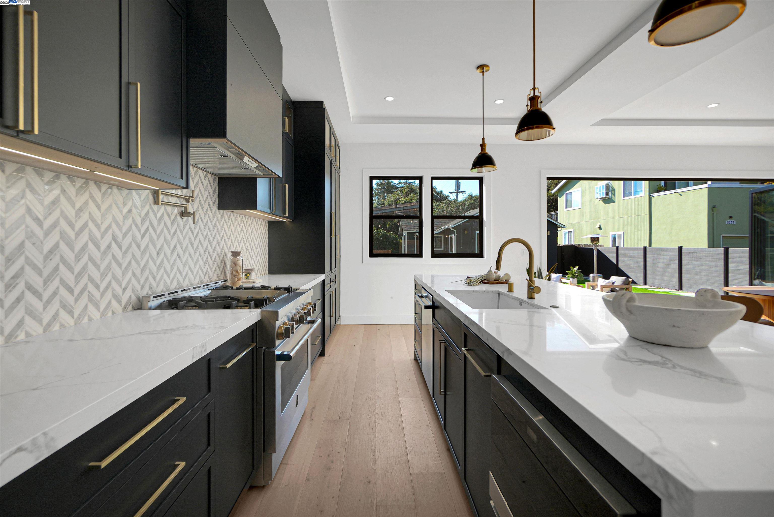 Detail Gallery Image 18 of 60 For 5229 Miles Ave, Oakland,  CA 94618 - 6 Beds | 6/1 Baths