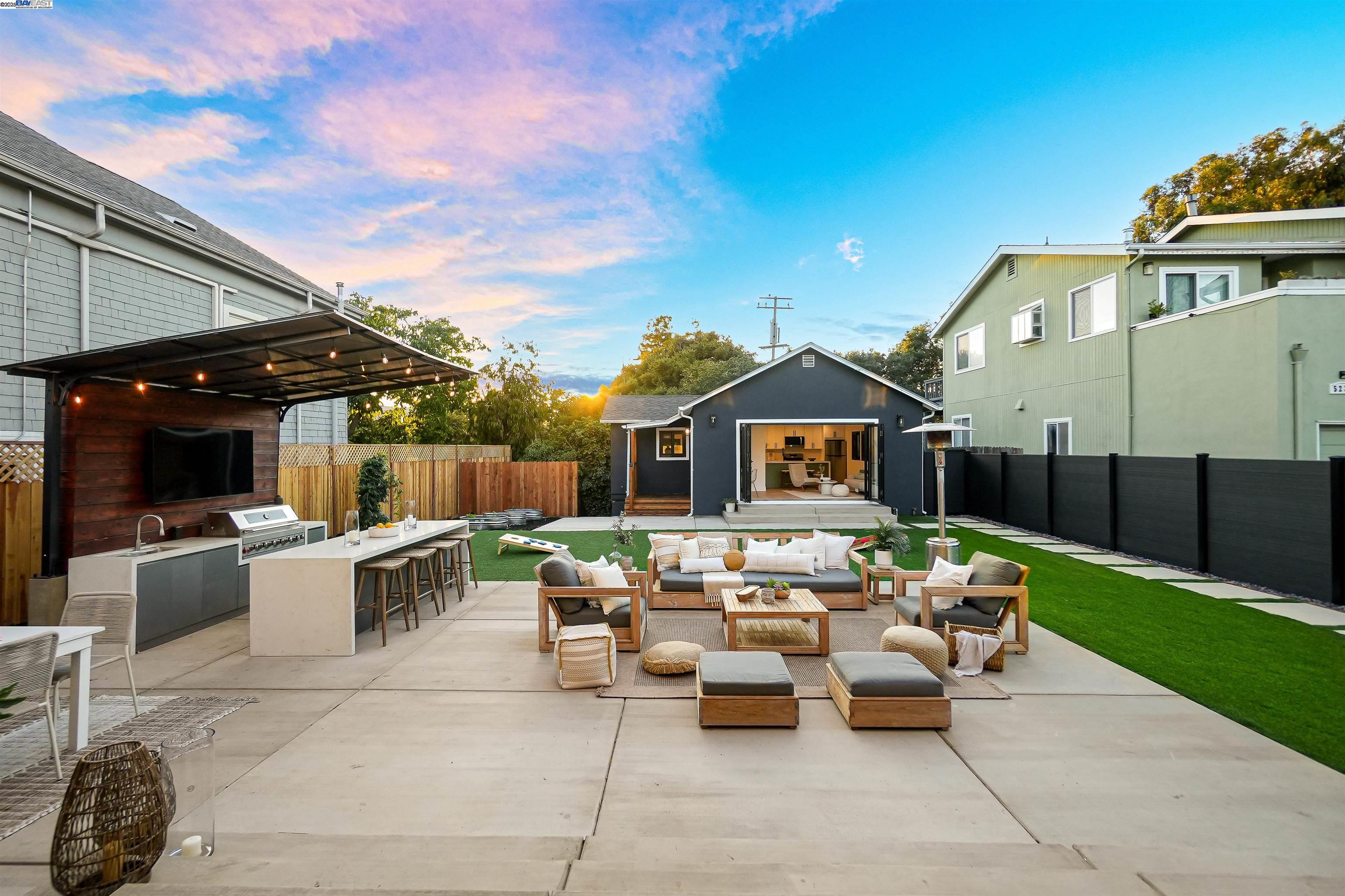 Detail Gallery Image 45 of 60 For 5229 Miles Ave, Oakland,  CA 94618 - 6 Beds | 6/1 Baths