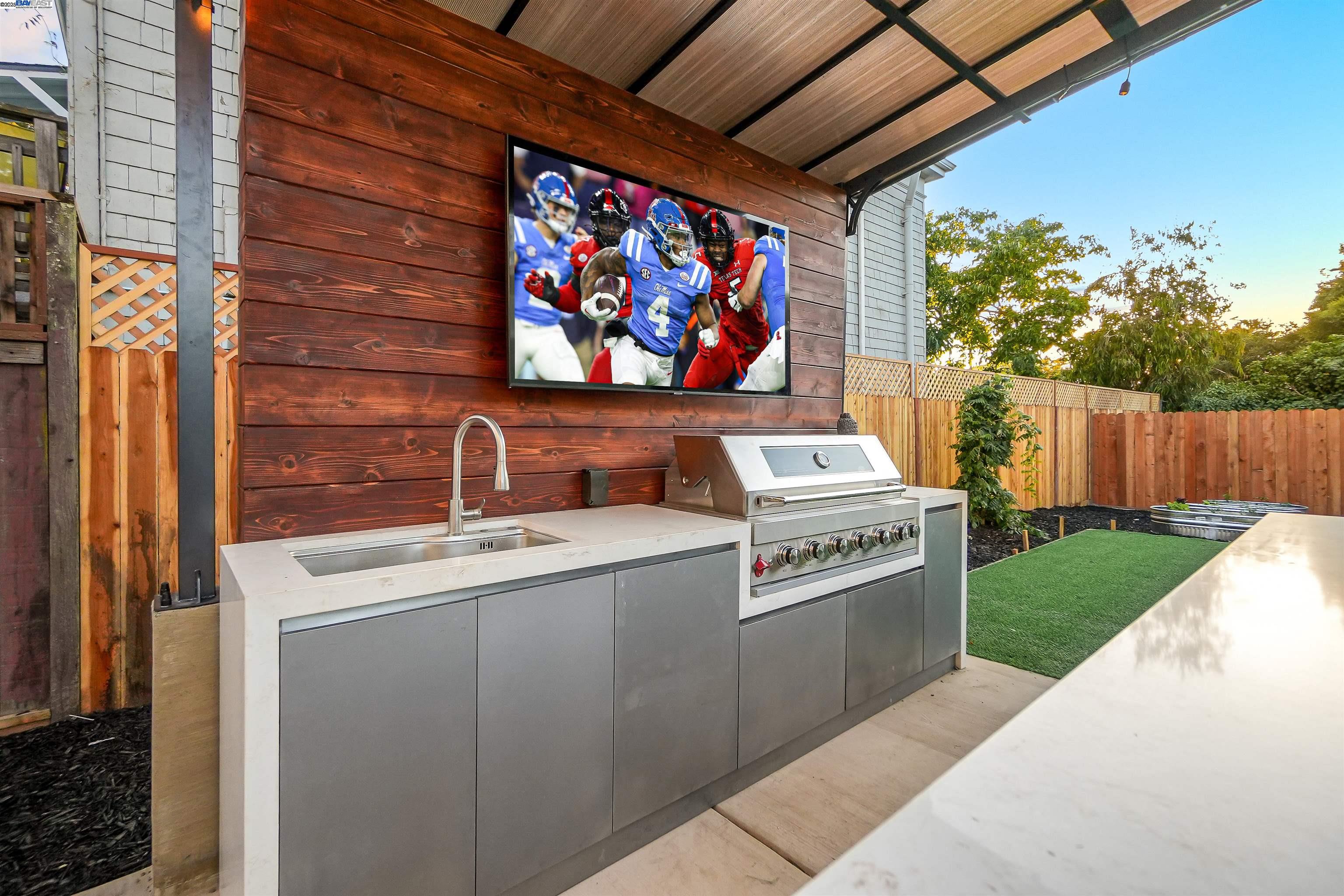 Detail Gallery Image 46 of 60 For 5229 Miles Ave, Oakland,  CA 94618 - 6 Beds | 6/1 Baths