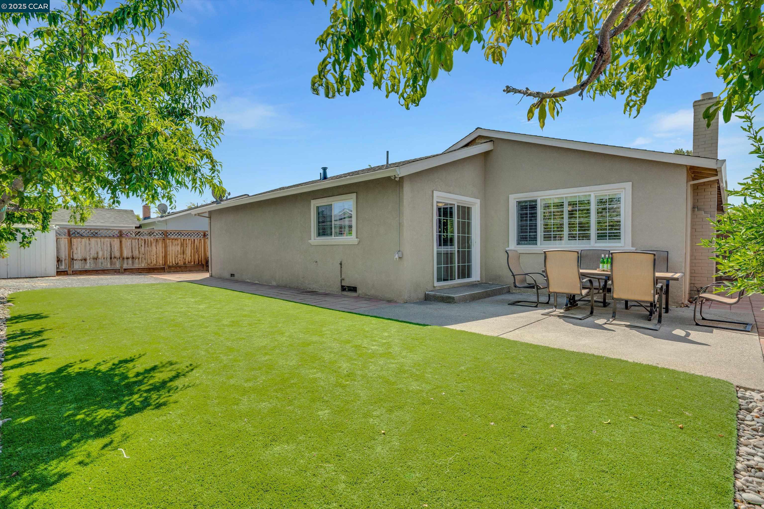 Detail Gallery Image 3 of 23 For 5828 Crestmont Ave, Livermore,  CA 94551-5615 - 4 Beds | 3 Baths