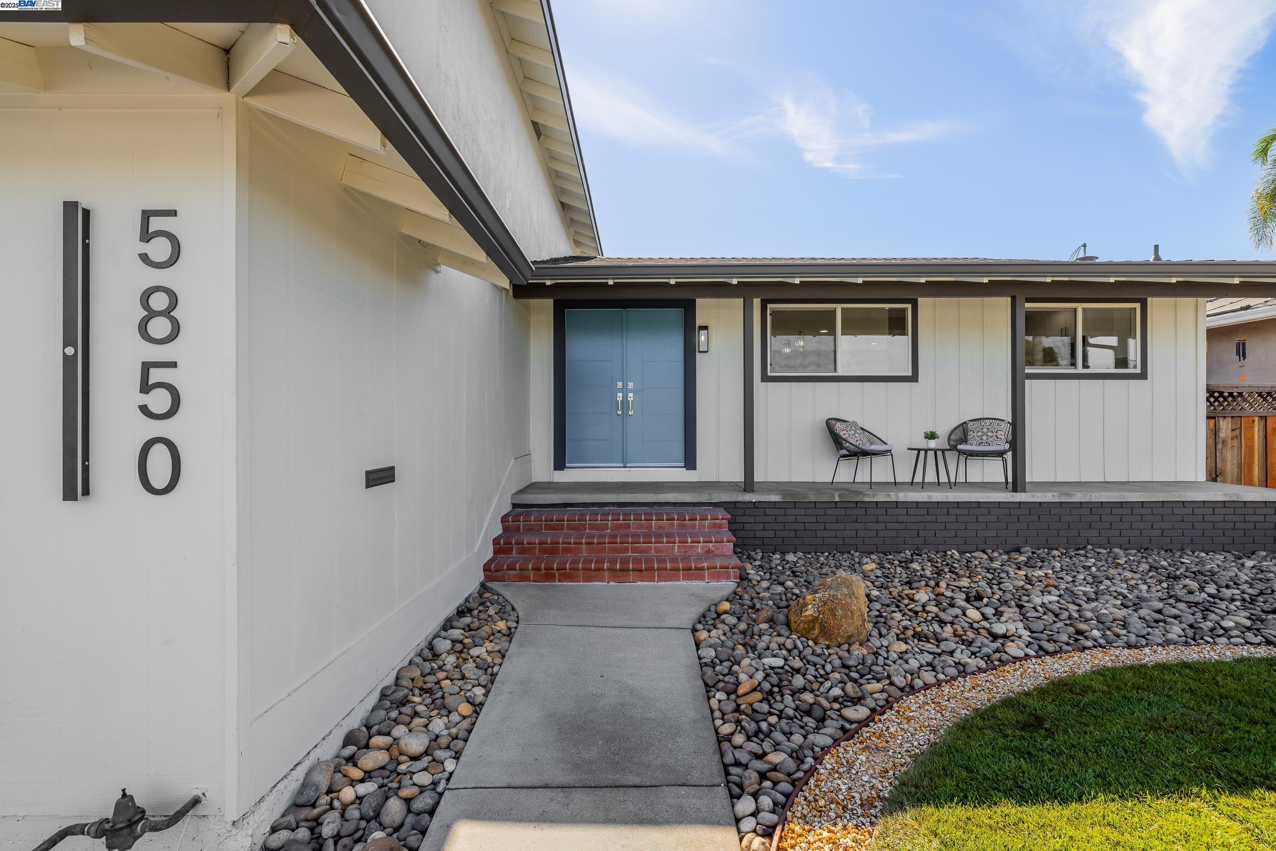 Detail Gallery Image 3 of 29 For 5850 Chesbro Ave, San Jose,  CA 95123 - 3 Beds | 2/1 Baths