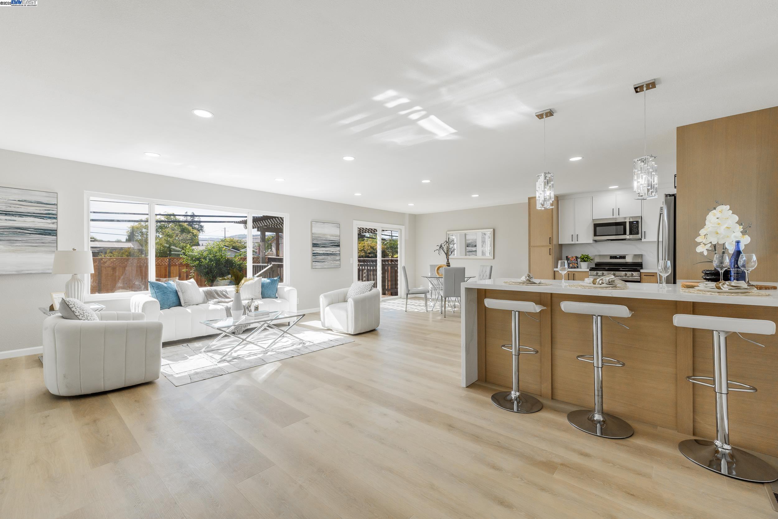 Detail Gallery Image 4 of 29 For 5850 Chesbro Ave, San Jose,  CA 95123 - 3 Beds | 2/1 Baths