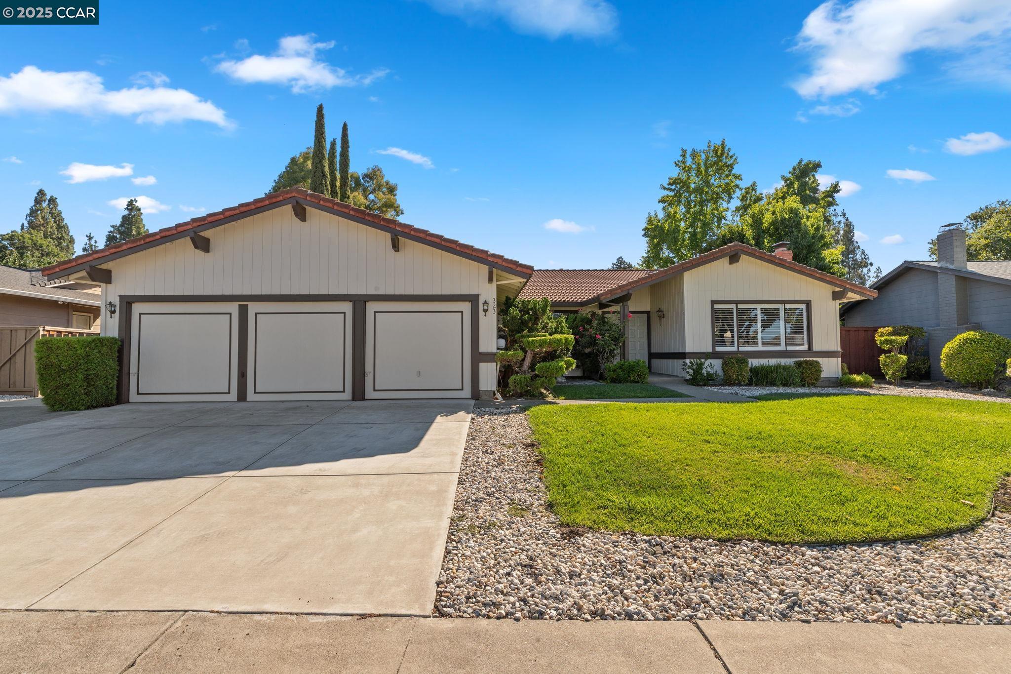 Detail Gallery Image 2 of 60 For 323 York Ct, Walnut Creek,  CA 94598 - 4 Beds | 2/1 Baths