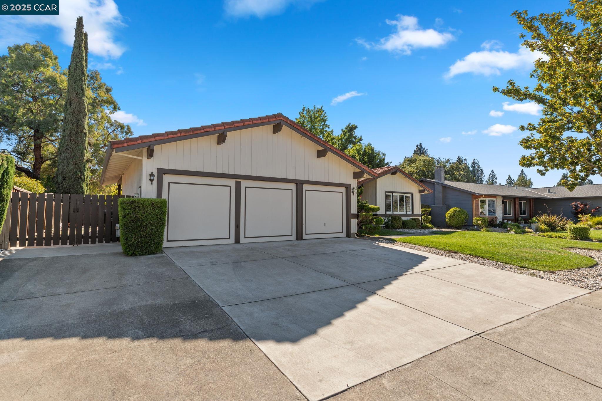 Detail Gallery Image 3 of 60 For 323 York Ct, Walnut Creek,  CA 94598 - 4 Beds | 2/1 Baths