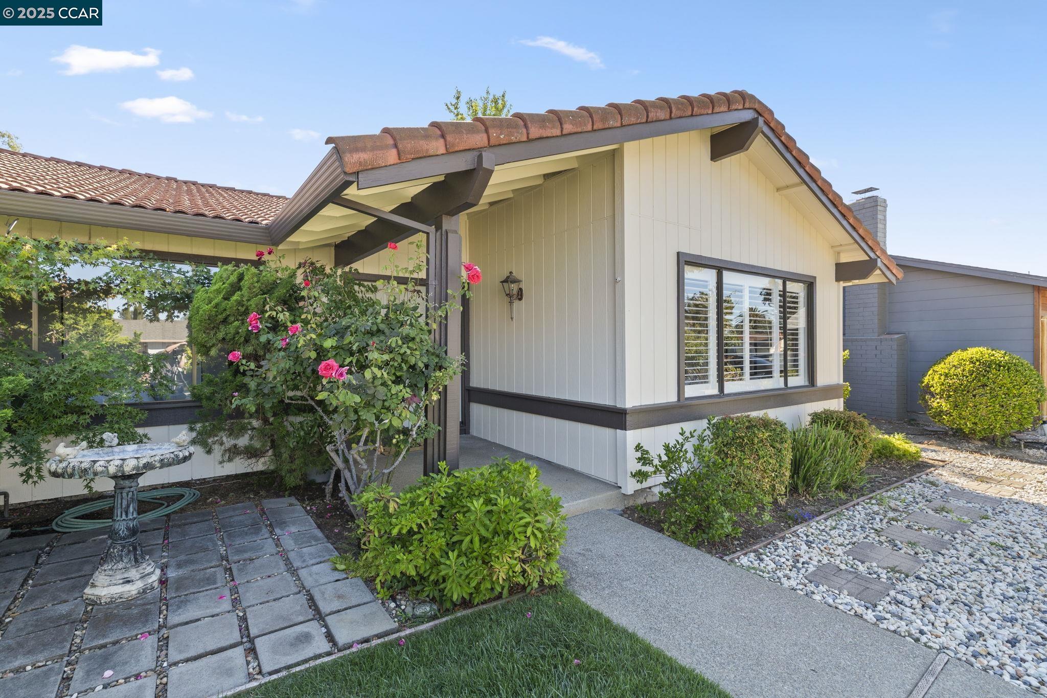 Detail Gallery Image 5 of 60 For 323 York Ct, Walnut Creek,  CA 94598 - 4 Beds | 2/1 Baths