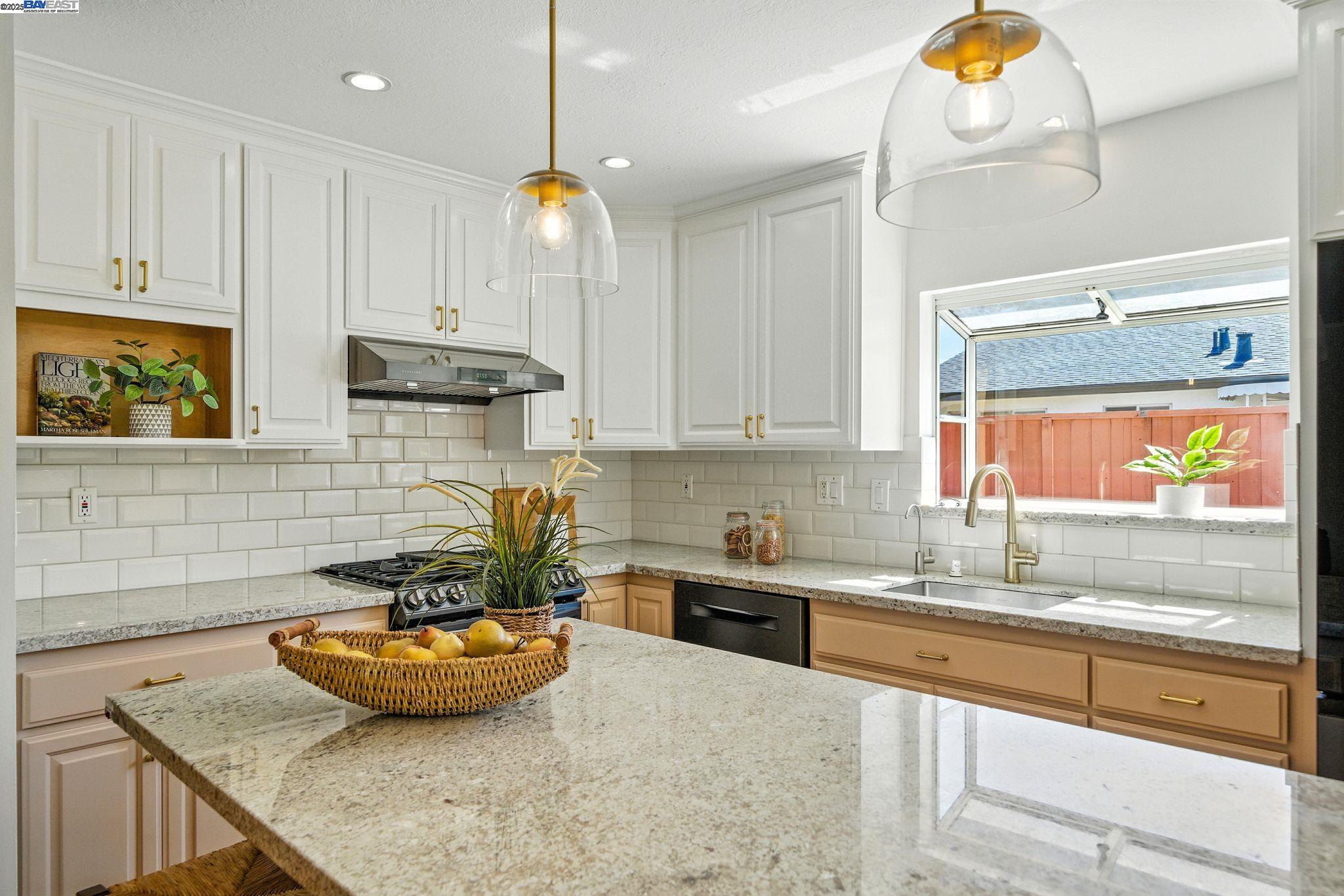Detail Gallery Image 12 of 57 For 420 Camden Rd, Alameda,  CA 94501 - 5 Beds | 3 Baths