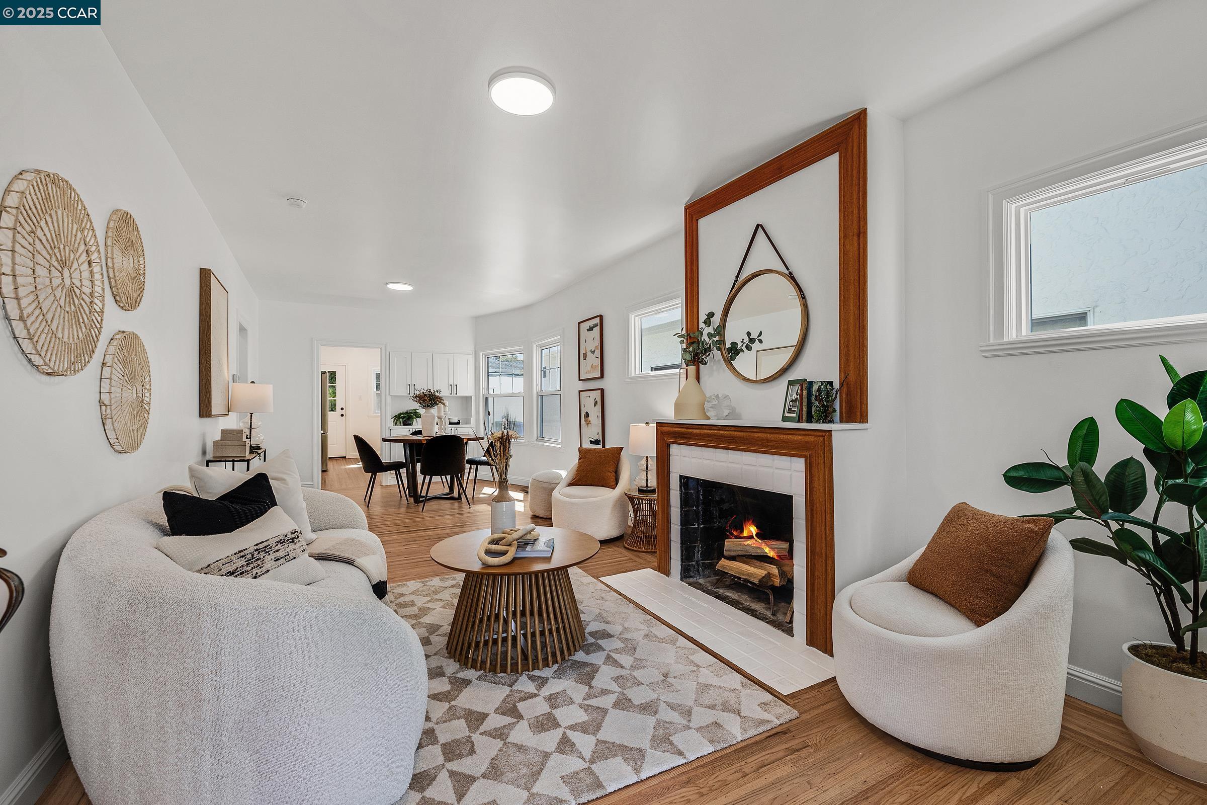 Detail Gallery Image 3 of 21 For 833 Santa Fe Ave, Albany,  CA 94706 - 2 Beds | 1 Baths