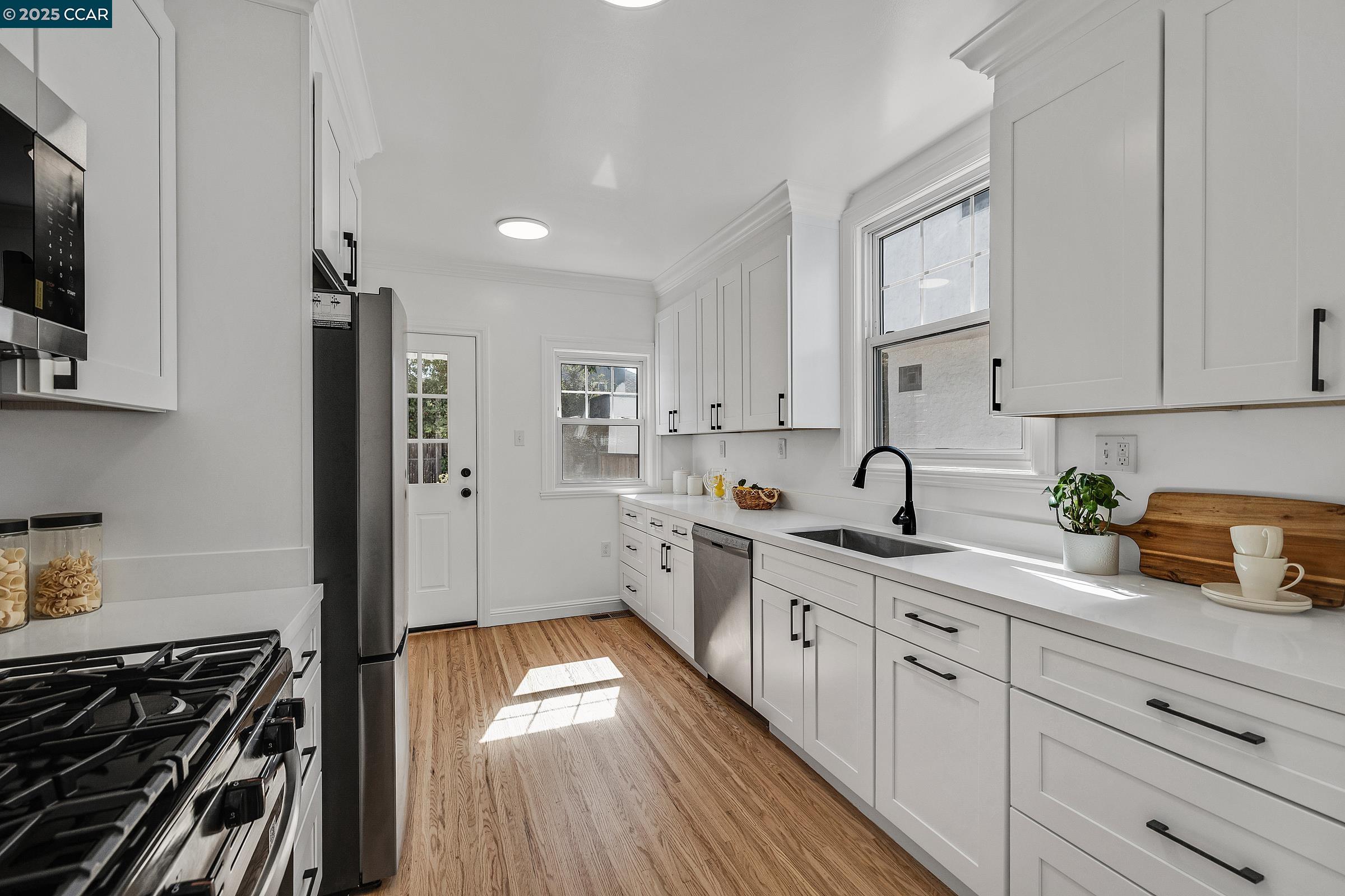 Detail Gallery Image 6 of 21 For 833 Santa Fe Ave, Albany,  CA 94706 - 2 Beds | 1 Baths