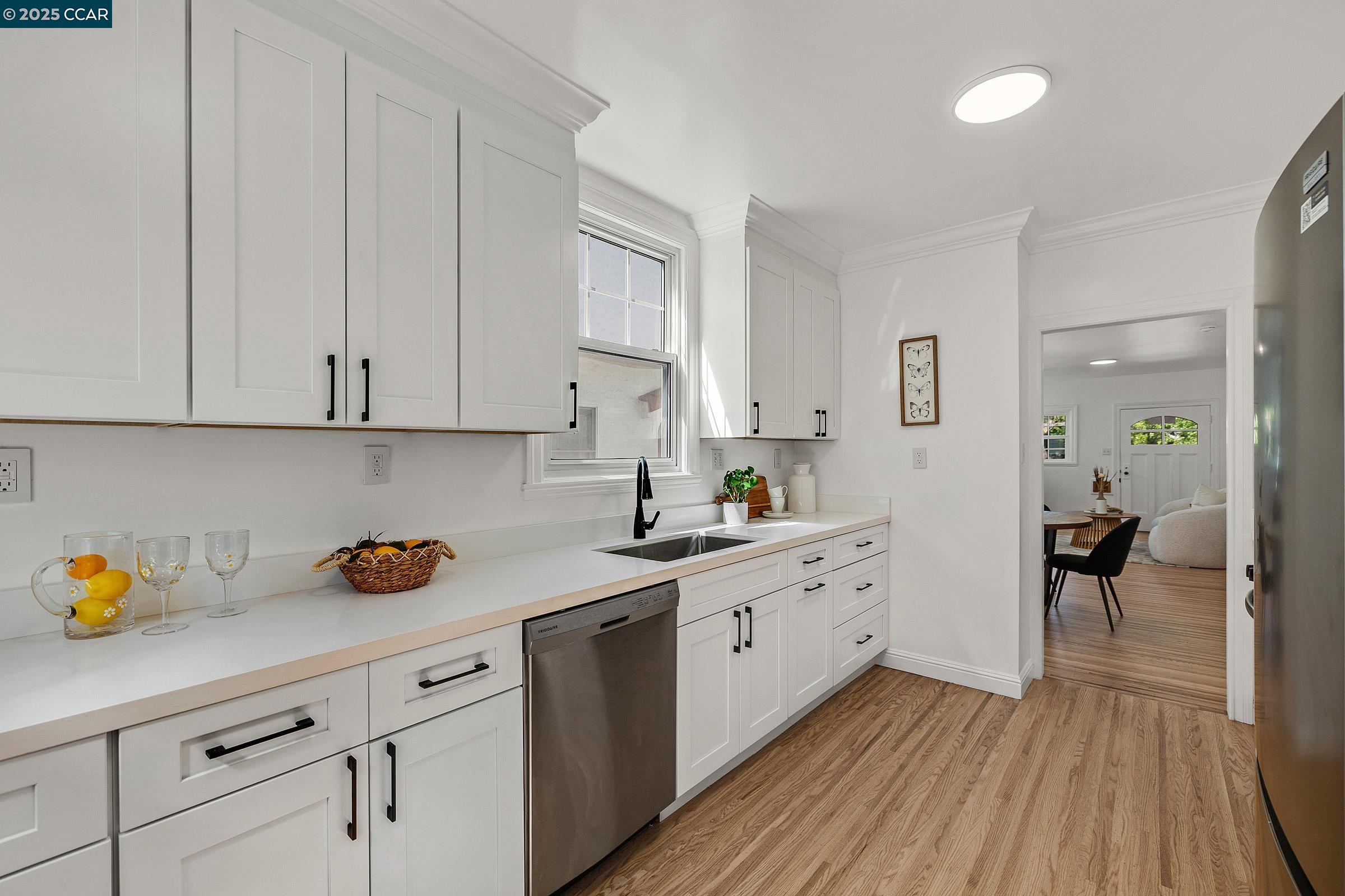 Detail Gallery Image 7 of 21 For 833 Santa Fe Ave, Albany,  CA 94706 - 2 Beds | 1 Baths