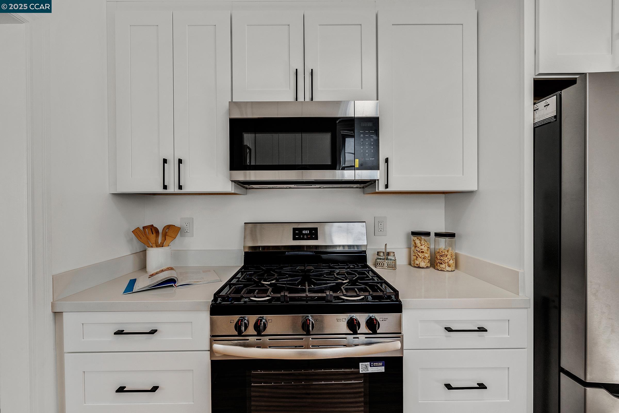 Detail Gallery Image 9 of 21 For 833 Santa Fe Ave, Albany,  CA 94706 - 2 Beds | 1 Baths