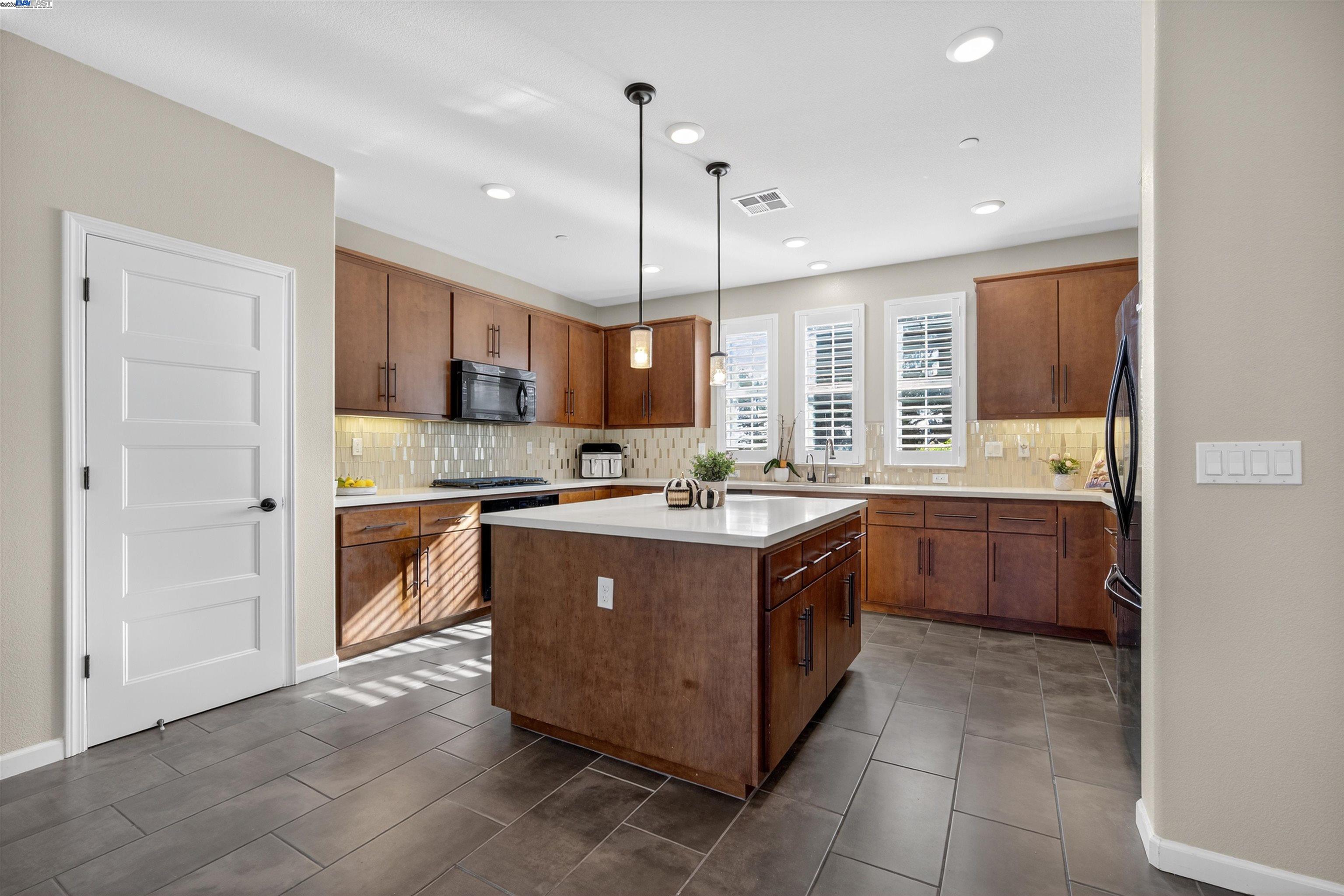 Detail Gallery Image 11 of 42 For 25943 Dollar St, Hayward,  CA 94544 - 4 Beds | 3/1 Baths