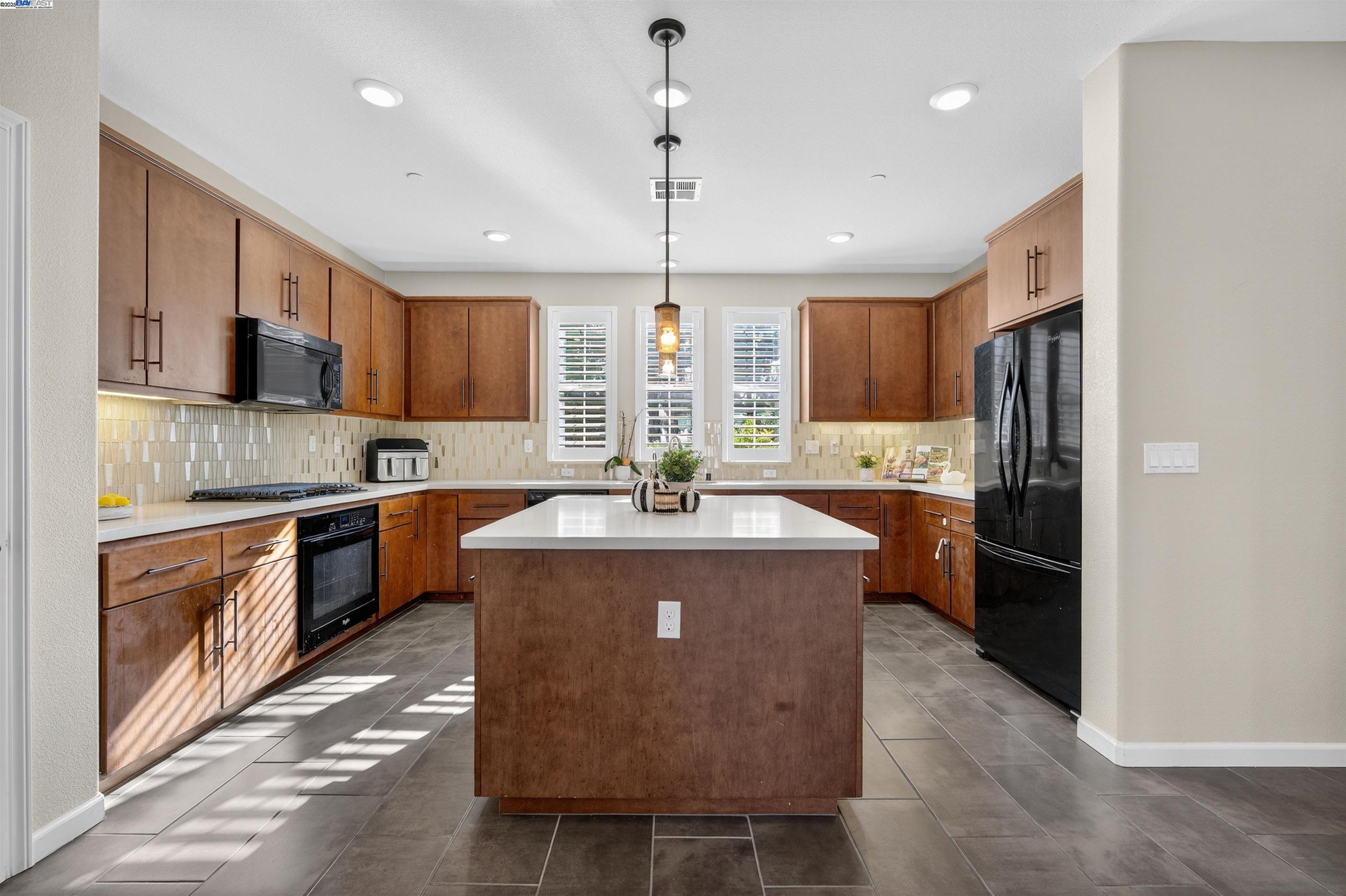 Detail Gallery Image 12 of 42 For 25943 Dollar St, Hayward,  CA 94544 - 4 Beds | 3/1 Baths
