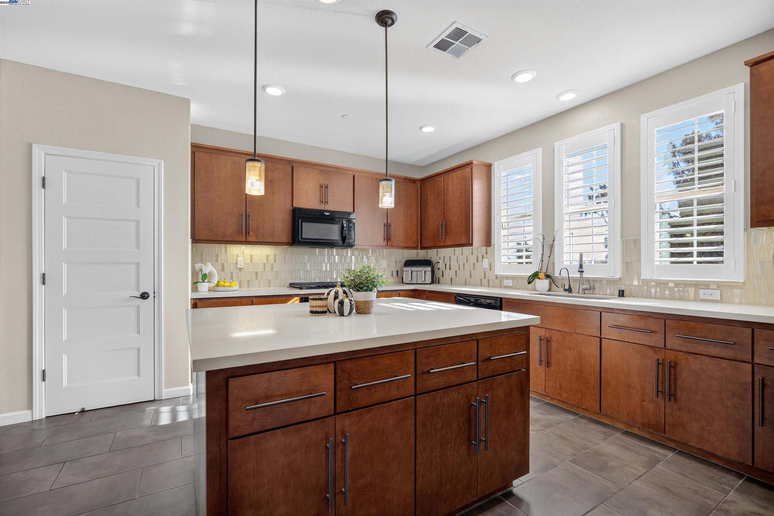 Detail Gallery Image 13 of 42 For 25943 Dollar St, Hayward,  CA 94544 - 4 Beds | 3/1 Baths