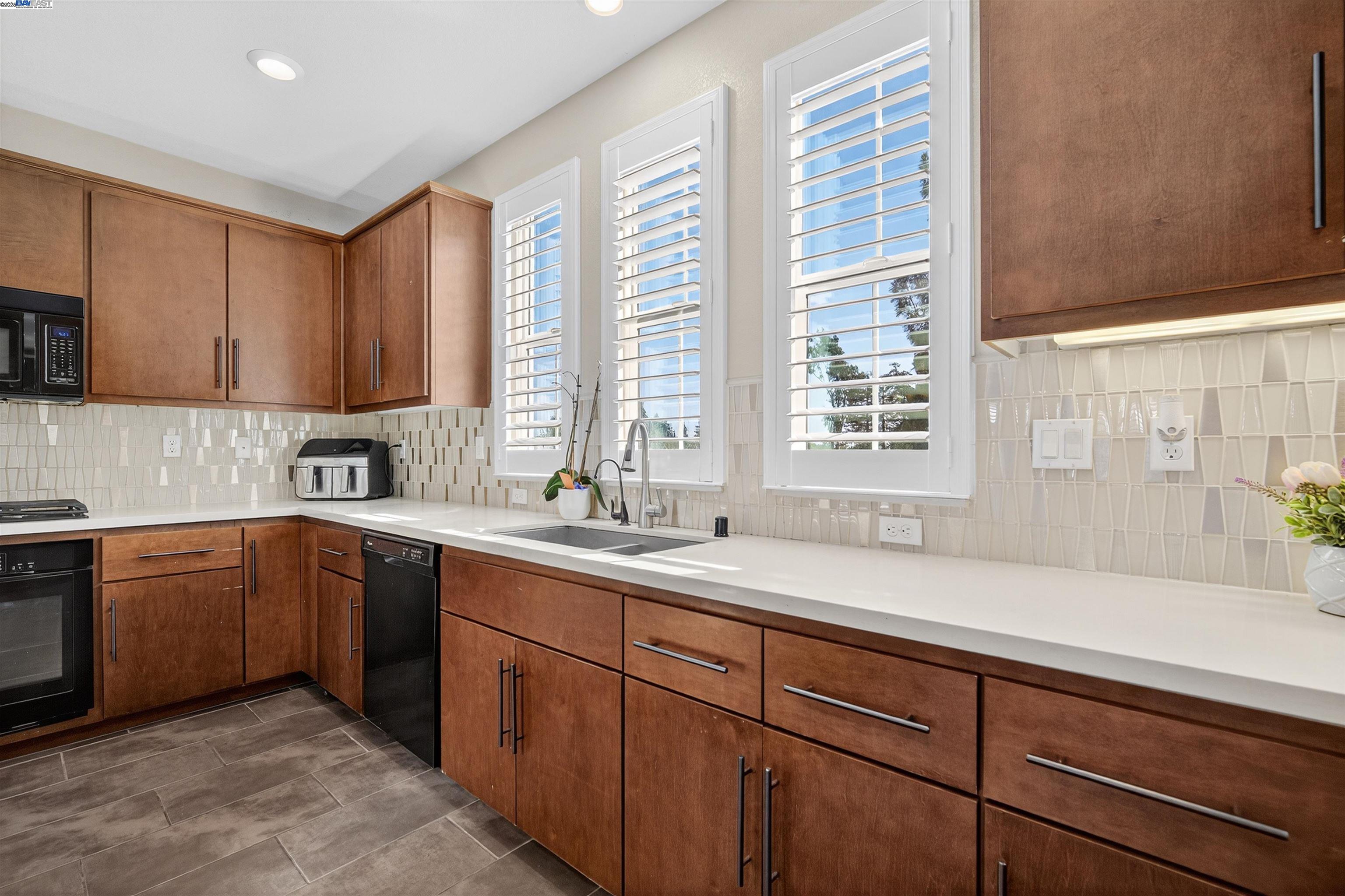 Detail Gallery Image 14 of 42 For 25943 Dollar St, Hayward,  CA 94544 - 4 Beds | 3/1 Baths