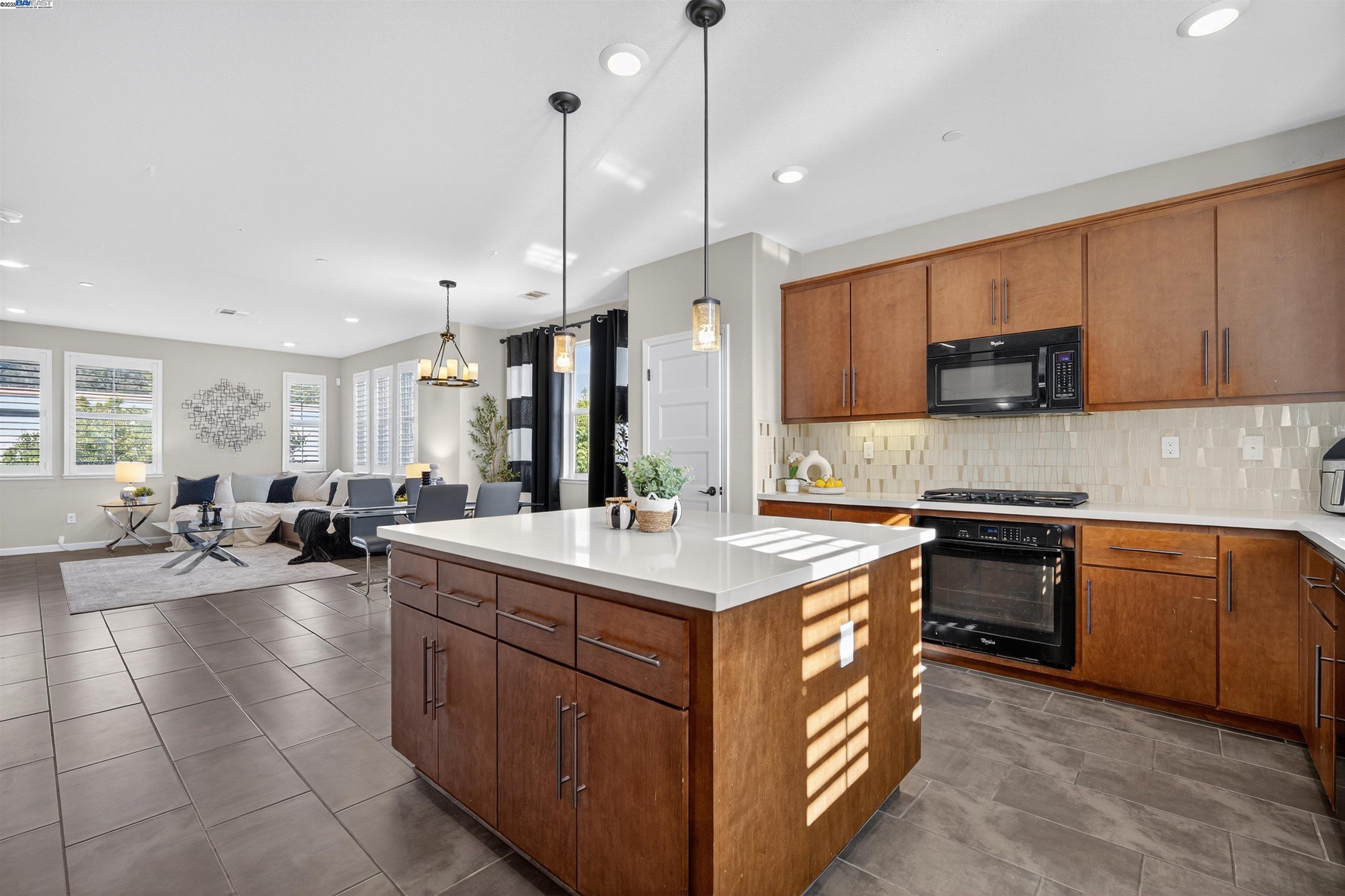 Detail Gallery Image 15 of 42 For 25943 Dollar St, Hayward,  CA 94544 - 4 Beds | 3/1 Baths
