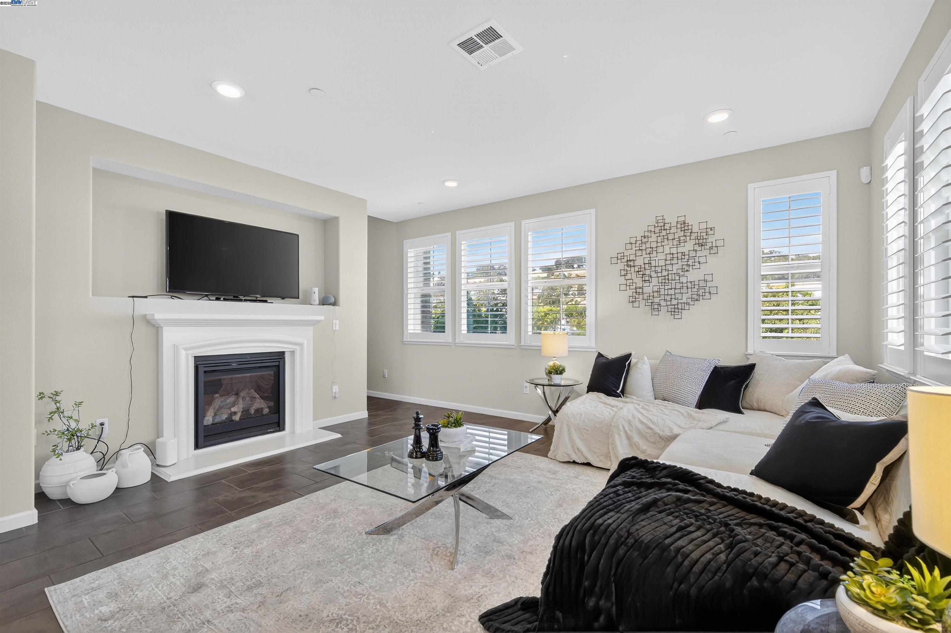 Detail Gallery Image 5 of 42 For 25943 Dollar St, Hayward,  CA 94544 - 4 Beds | 3/1 Baths