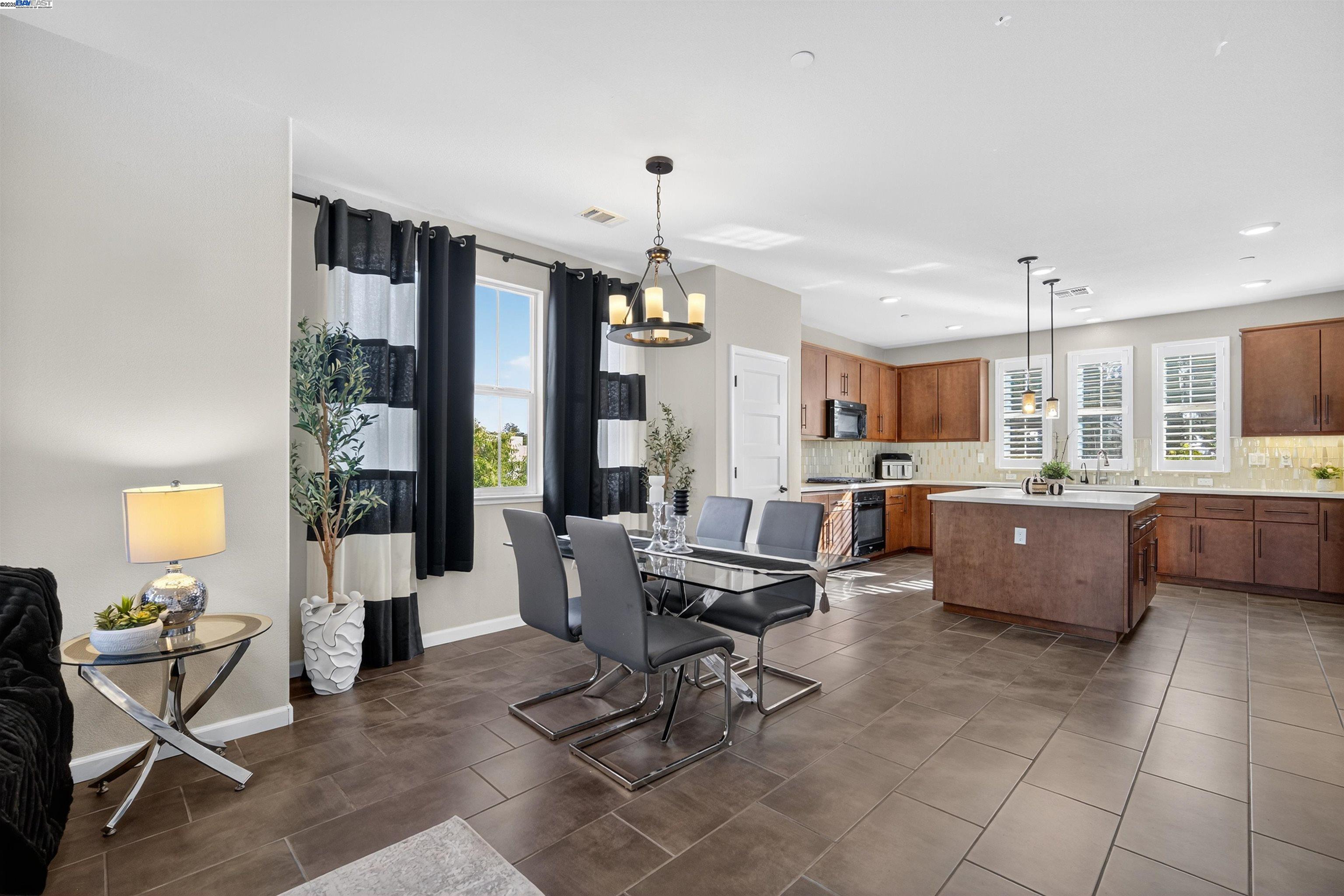 Detail Gallery Image 10 of 42 For 25943 Dollar St, Hayward,  CA 94544 - 4 Beds | 3/1 Baths