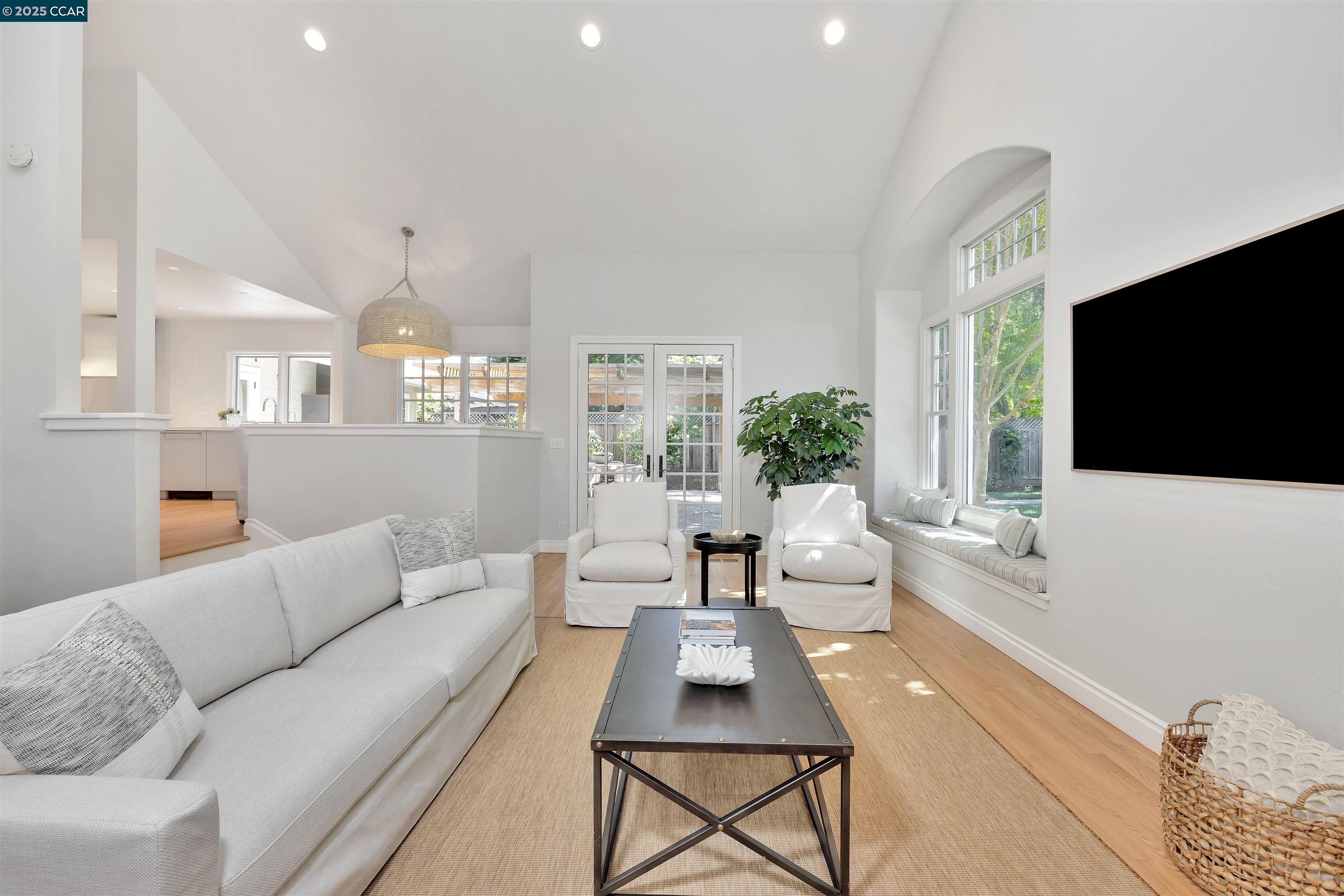 Detail Gallery Image 14 of 38 For 689 Los Palos Dr, Lafayette,  CA 94549 - 4 Beds | 2 Baths