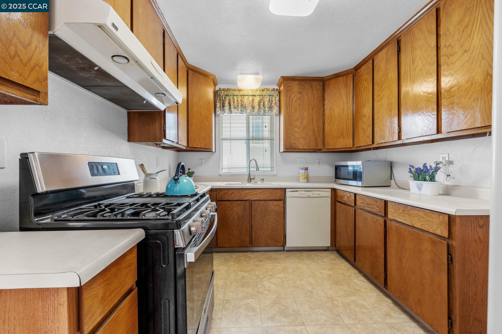 Detail Gallery Image 12 of 60 For 960 Ordway Street, Albany,  CA 94706 - 4 Beds | 2 Baths