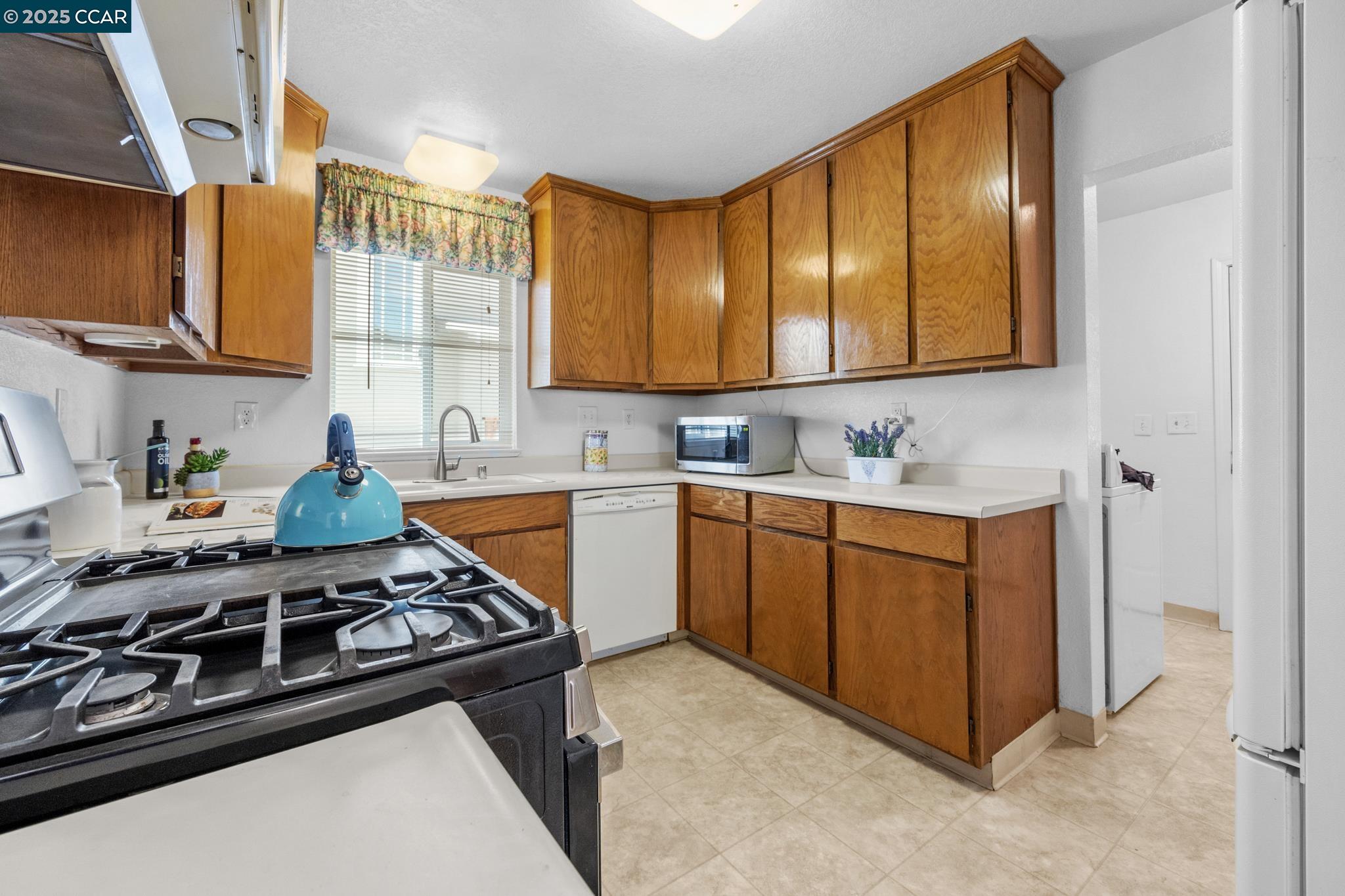 Detail Gallery Image 13 of 60 For 960 Ordway Street, Albany,  CA 94706 - 4 Beds | 2 Baths