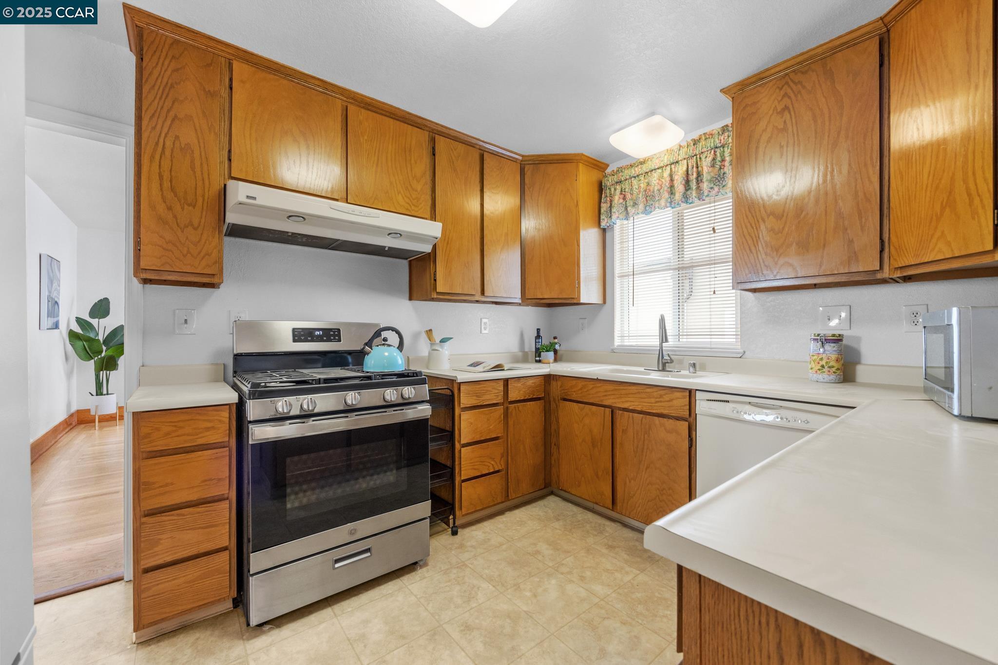 Detail Gallery Image 14 of 60 For 960 Ordway Street, Albany,  CA 94706 - 4 Beds | 2 Baths