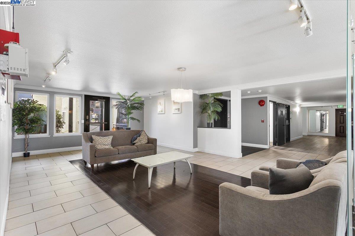 Detail Gallery Image 5 of 20 For 1318 B Street #314,  Hayward,  CA 94541 - 2 Beds | 2 Baths