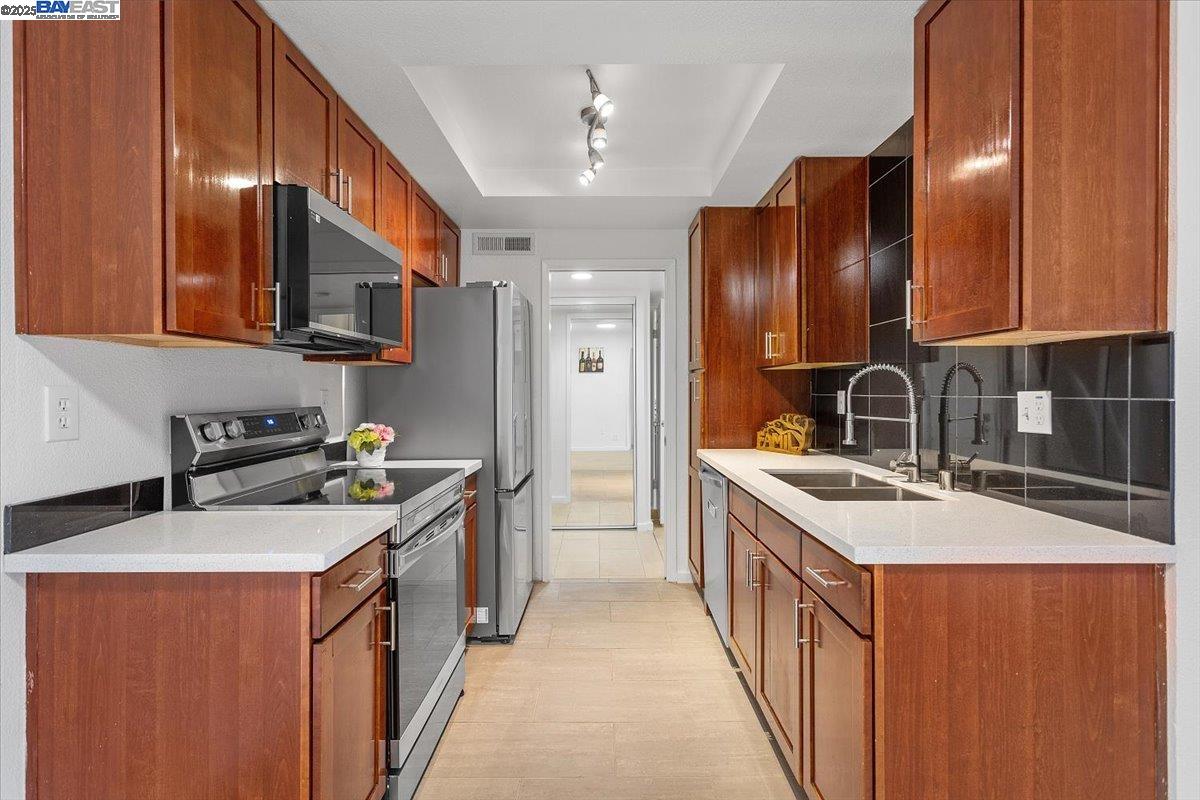 Detail Gallery Image 7 of 20 For 1318 B Street #314,  Hayward,  CA 94541 - 2 Beds | 2 Baths