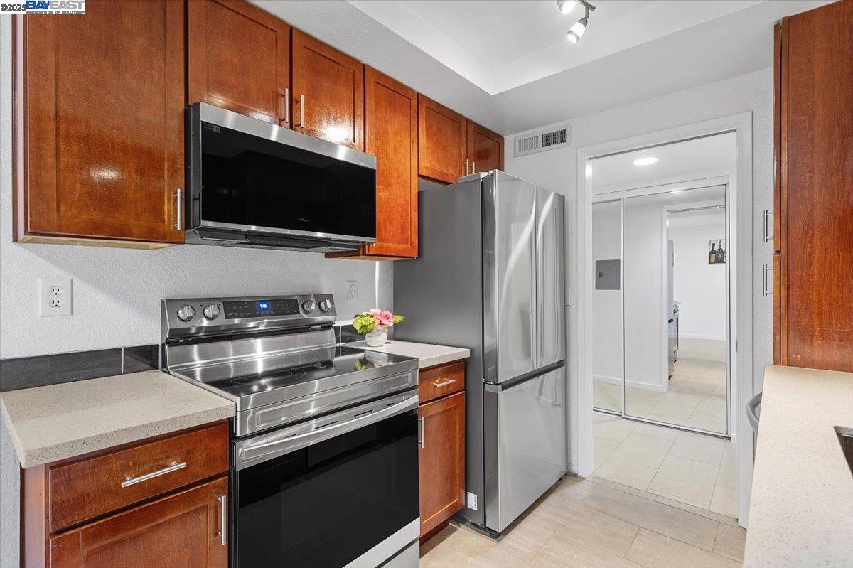 Detail Gallery Image 8 of 20 For 1318 B Street #314,  Hayward,  CA 94541 - 2 Beds | 2 Baths