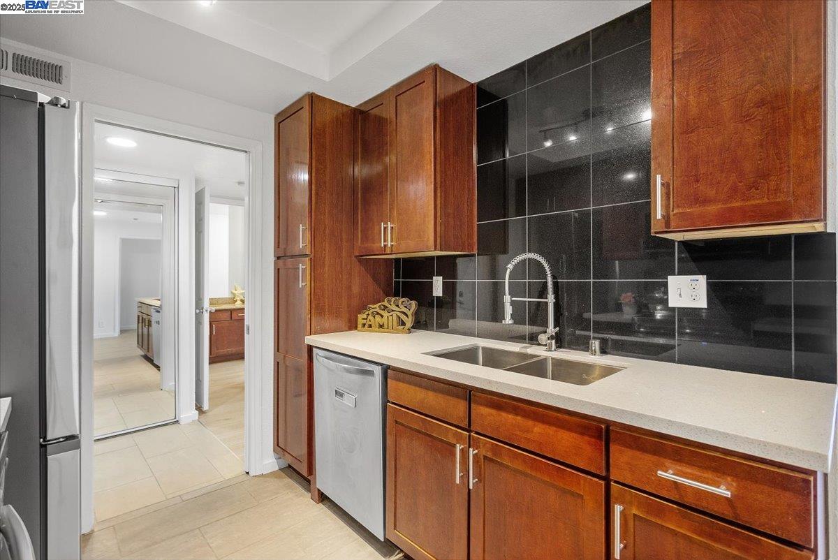 Detail Gallery Image 9 of 20 For 1318 B Street #314,  Hayward,  CA 94541 - 2 Beds | 2 Baths