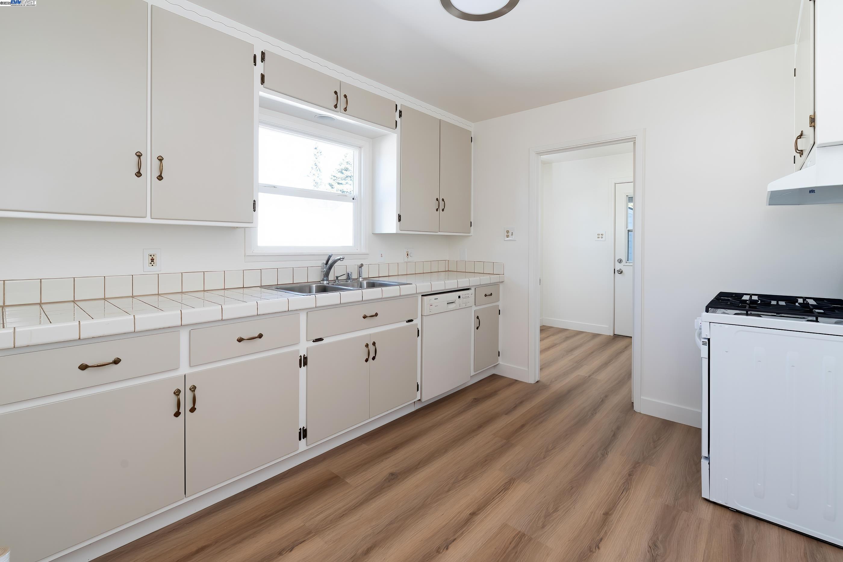 Detail Gallery Image 12 of 33 For 466 Lupine Way, Hayward,  CA 94541 - 2 Beds | 1 Baths