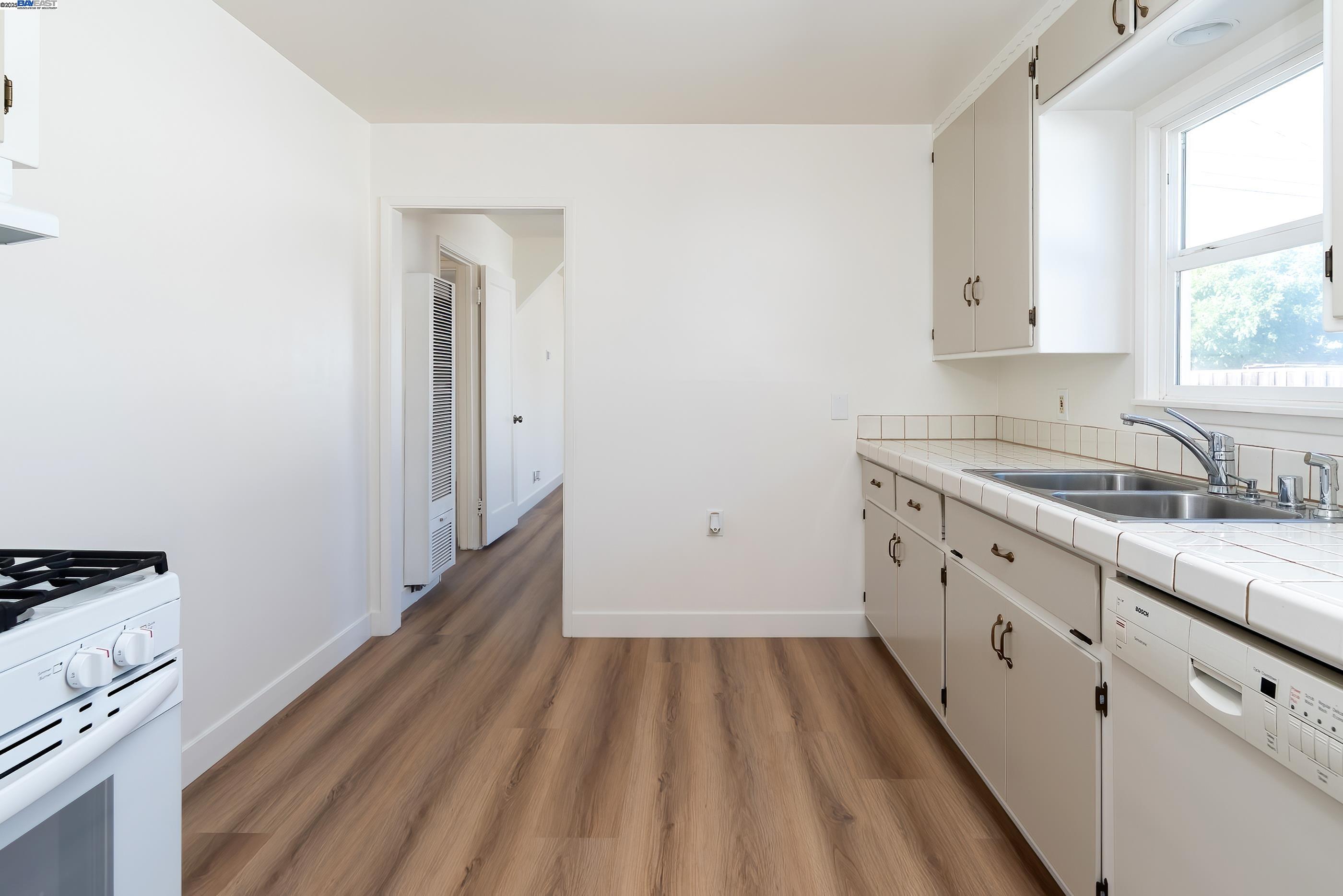 Detail Gallery Image 10 of 33 For 466 Lupine Way, Hayward,  CA 94541 - 2 Beds | 1 Baths