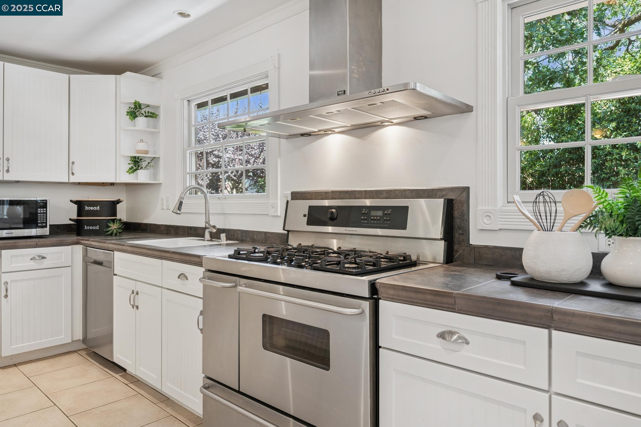 Detail Gallery Image 16 of 54 For 906 Hastings Dr, Concord,  CA 94518 - 5 Beds | 2 Baths