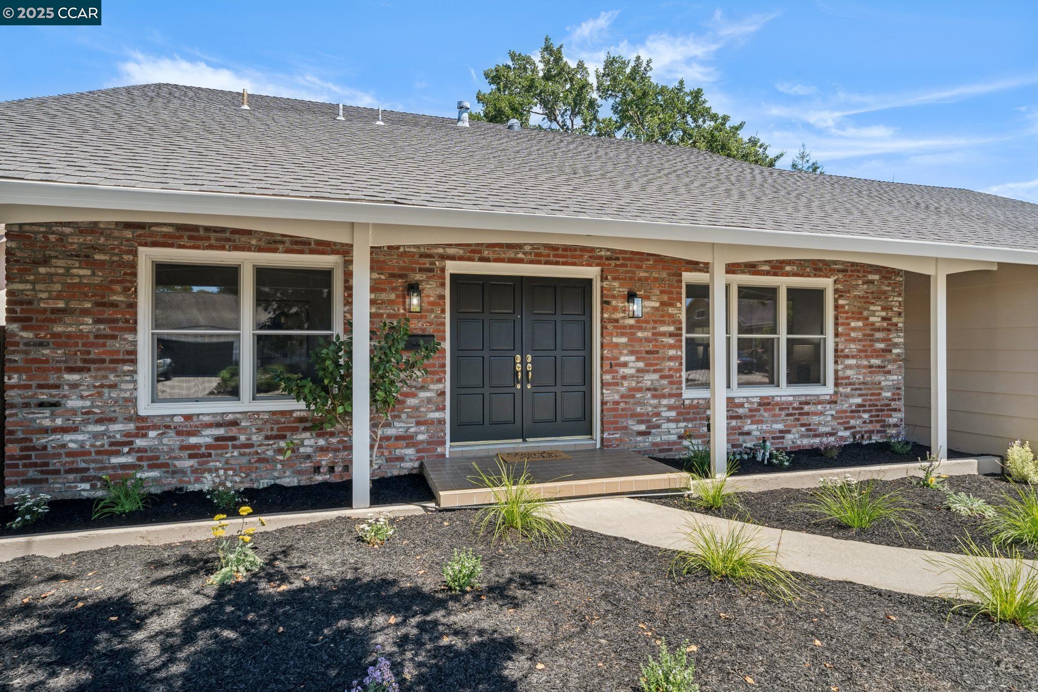 Detail Gallery Image 4 of 54 For 906 Hastings Dr, Concord,  CA 94518 - 5 Beds | 2 Baths