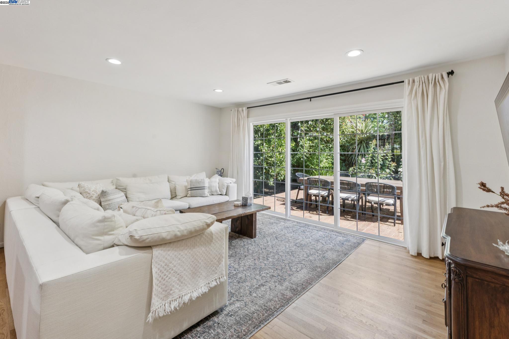 Detail Gallery Image 14 of 58 For 4302 Carter Ct, Concord,  CA 94521 - 3 Beds | 2 Baths