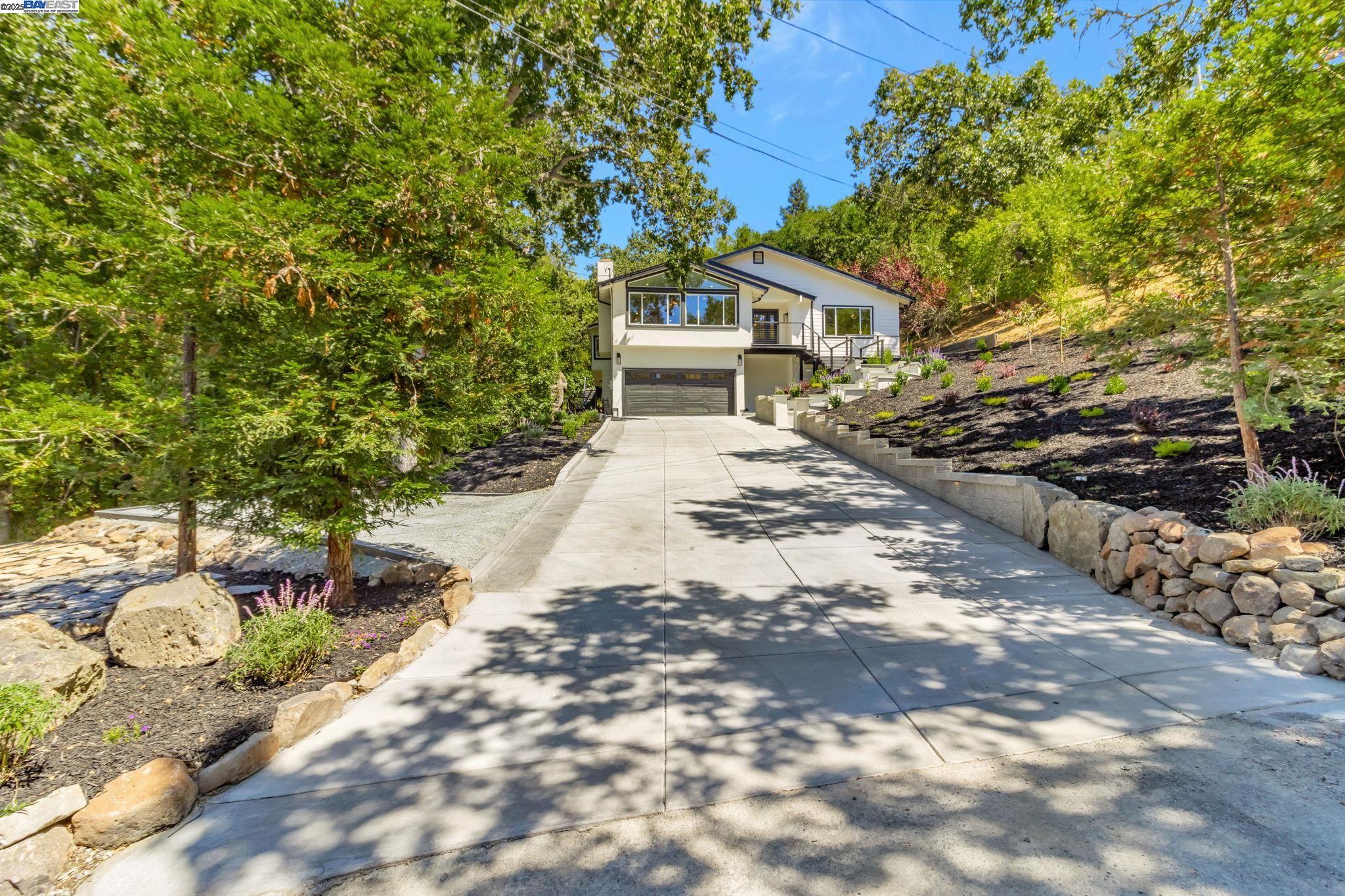 Detail Gallery Image 2 of 60 For 15 Manzanita Terrace, Orinda,  CA 94563 - 5 Beds | 3/1 Baths