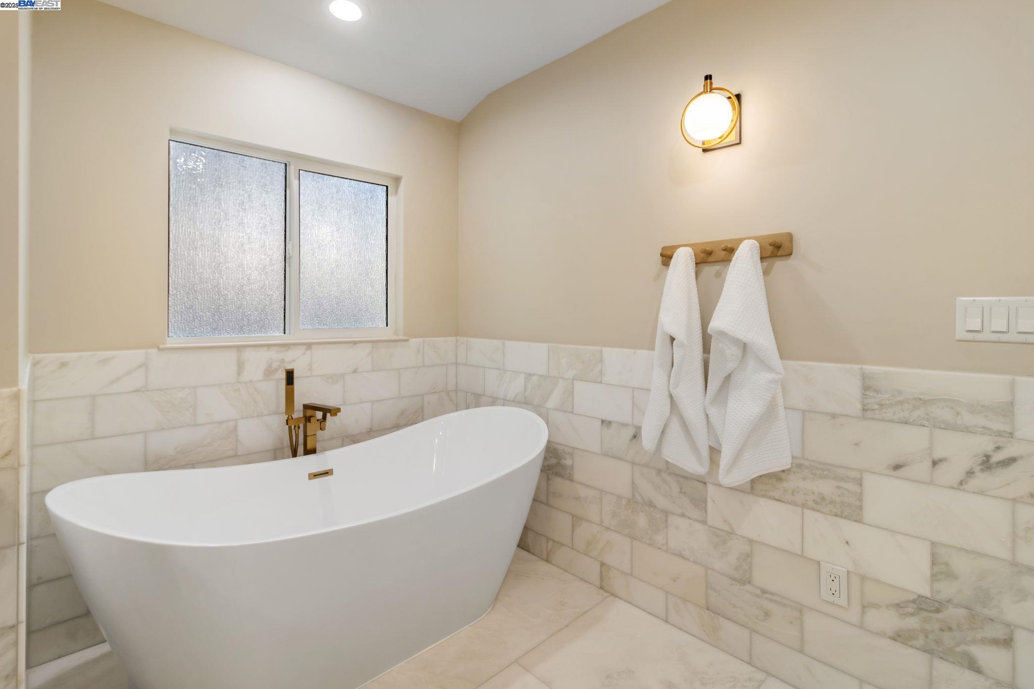 Detail Gallery Image 22 of 60 For 15 Manzanita Terrace, Orinda,  CA 94563 - 5 Beds | 3/1 Baths