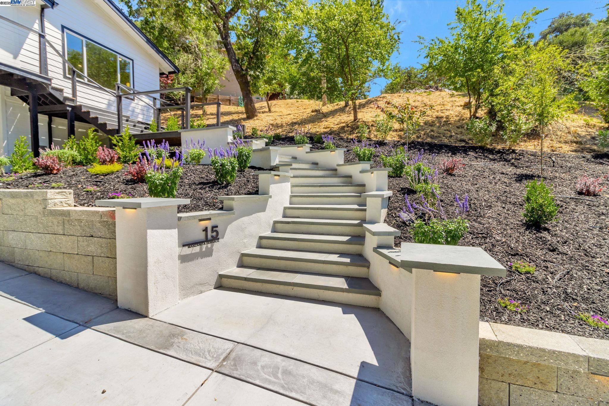 Detail Gallery Image 4 of 60 For 15 Manzanita Terrace, Orinda,  CA 94563 - 5 Beds | 3/1 Baths