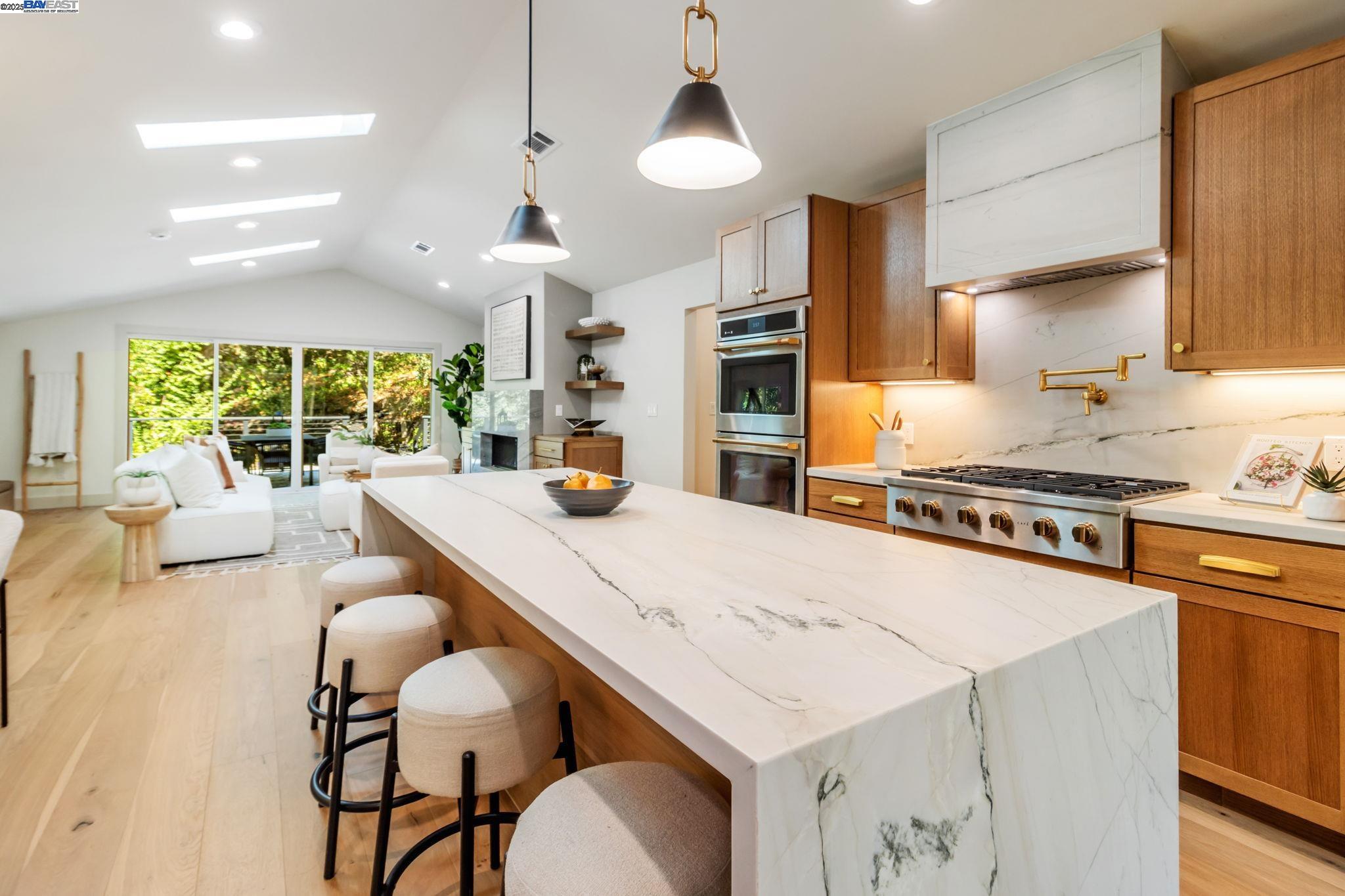 Detail Gallery Image 10 of 60 For 15 Manzanita Terrace, Orinda,  CA 94563 - 5 Beds | 3/1 Baths