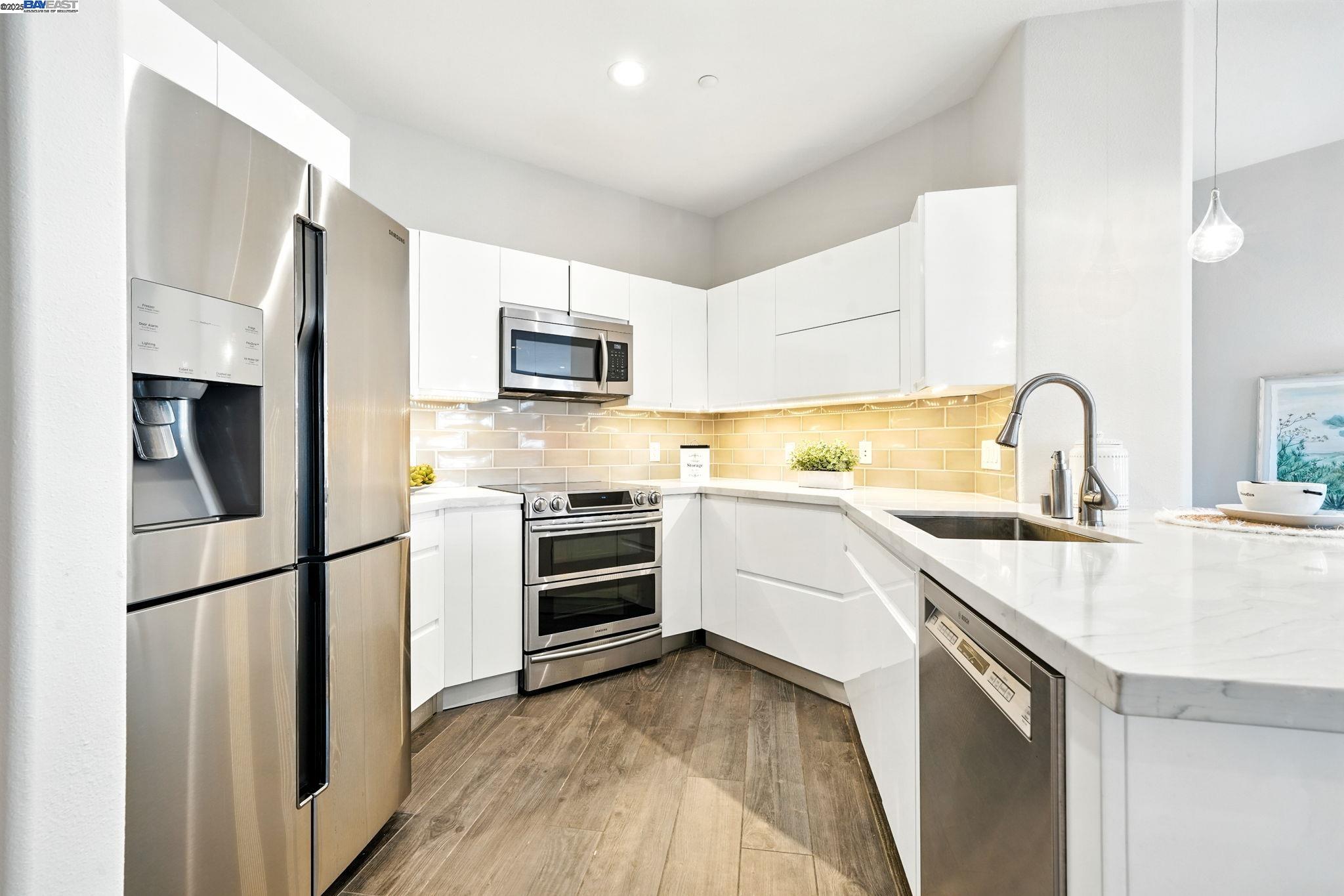 Detail Gallery Image 11 of 31 For 1121 40th St #1401,  Emeryville,  CA 94608 - 2 Beds | 2 Baths