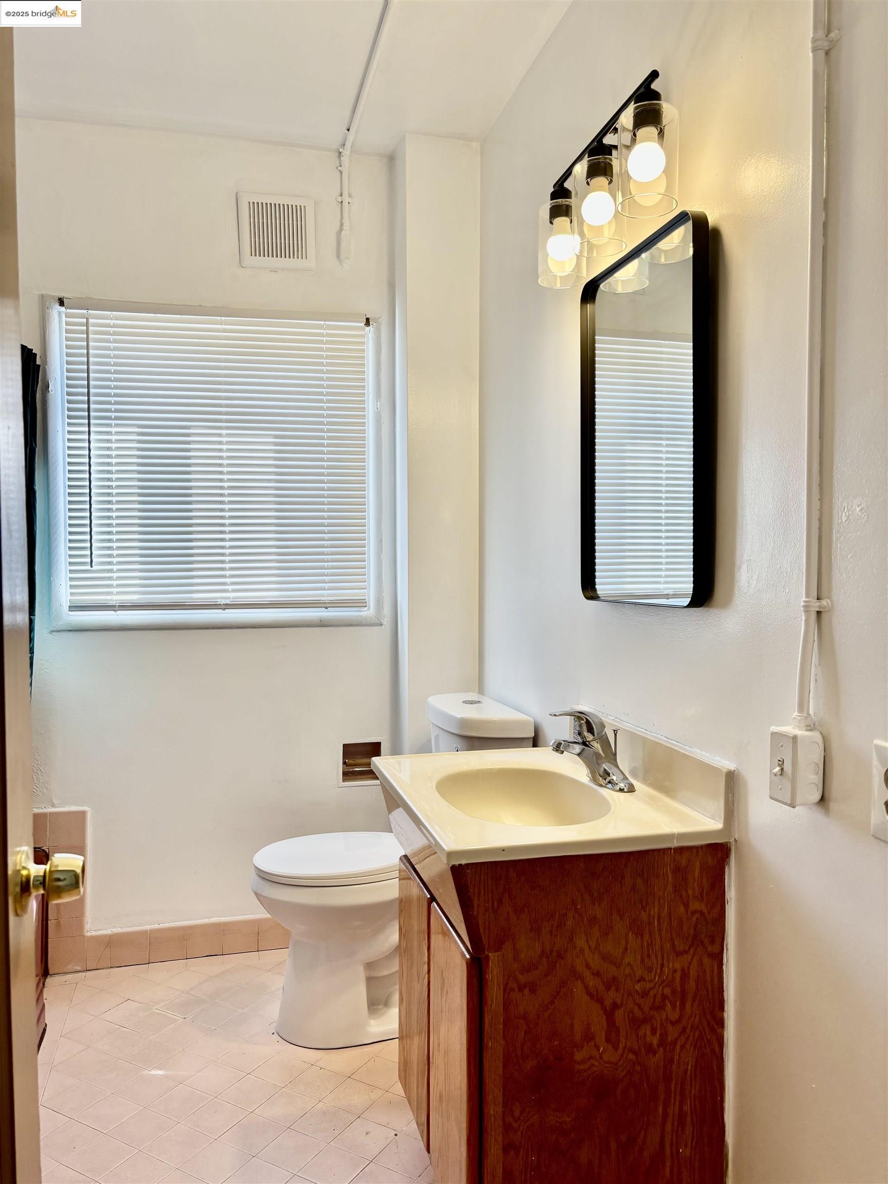 Detail Gallery Image 8 of 15 For 3728 Suter Street, Oakland,  CA 94619 - 2 Beds | 1/1 Baths