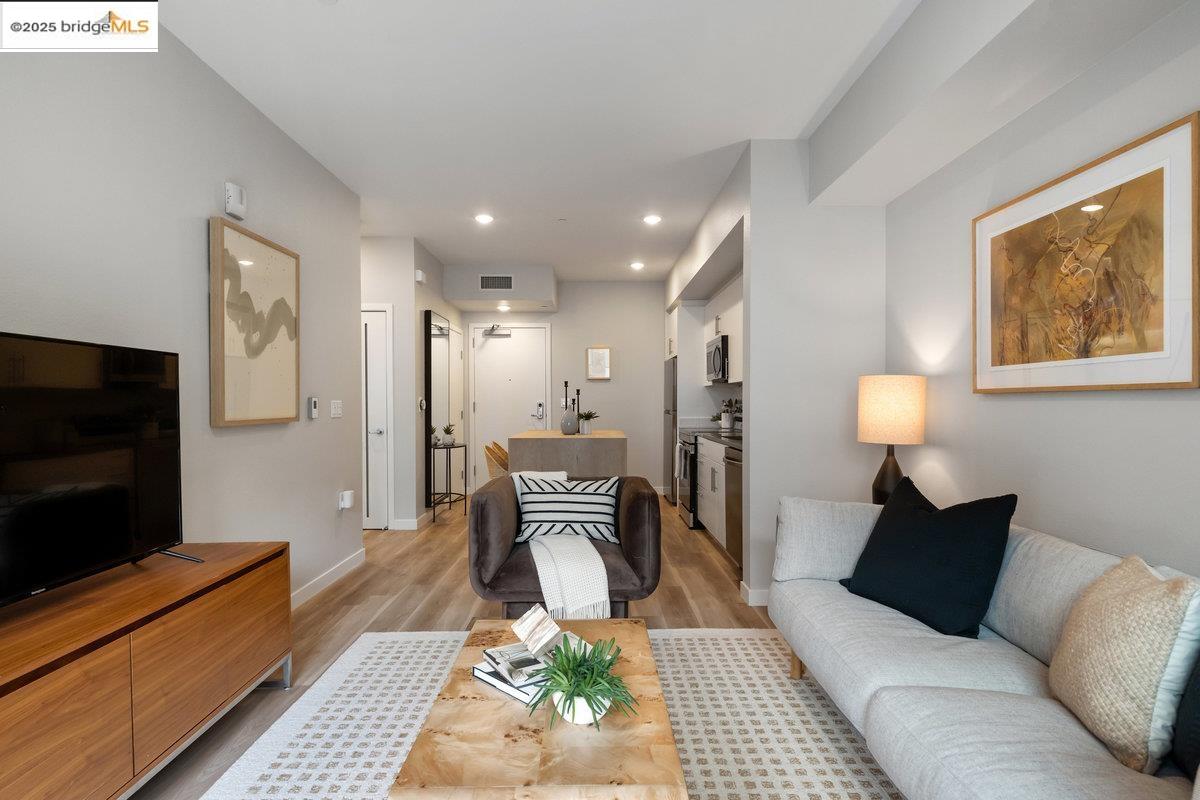 Detail Gallery Image 5 of 42 For 260 Brooklyn Basin Way #409,  Oakland,  CA 94606 - 1 Beds | 1 Baths
