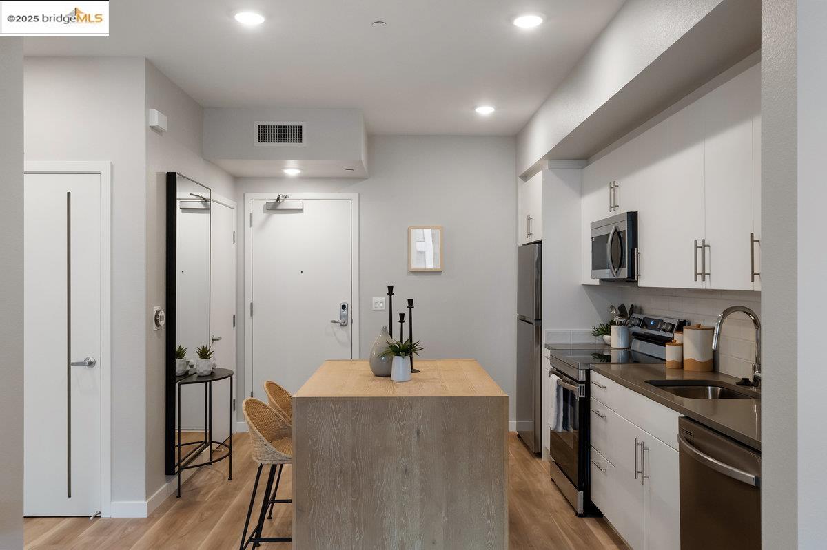 Detail Gallery Image 8 of 42 For 260 Brooklyn Basin Way #409,  Oakland,  CA 94606 - 1 Beds | 1 Baths