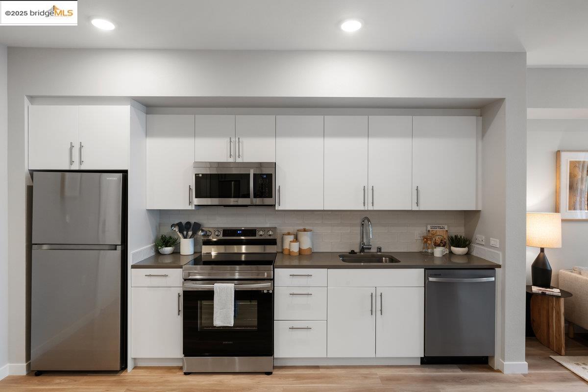 Detail Gallery Image 9 of 42 For 260 Brooklyn Basin Way #409,  Oakland,  CA 94606 - 1 Beds | 1 Baths