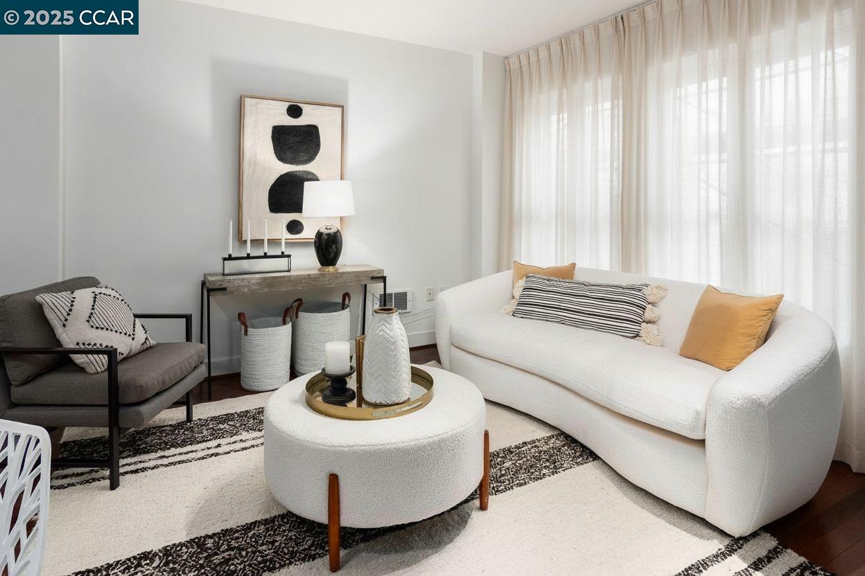 Detail Gallery Image 2 of 26 For 438 W Grand Ave #528,  Oakland,  CA 94612 - 2 Beds | 2 Baths