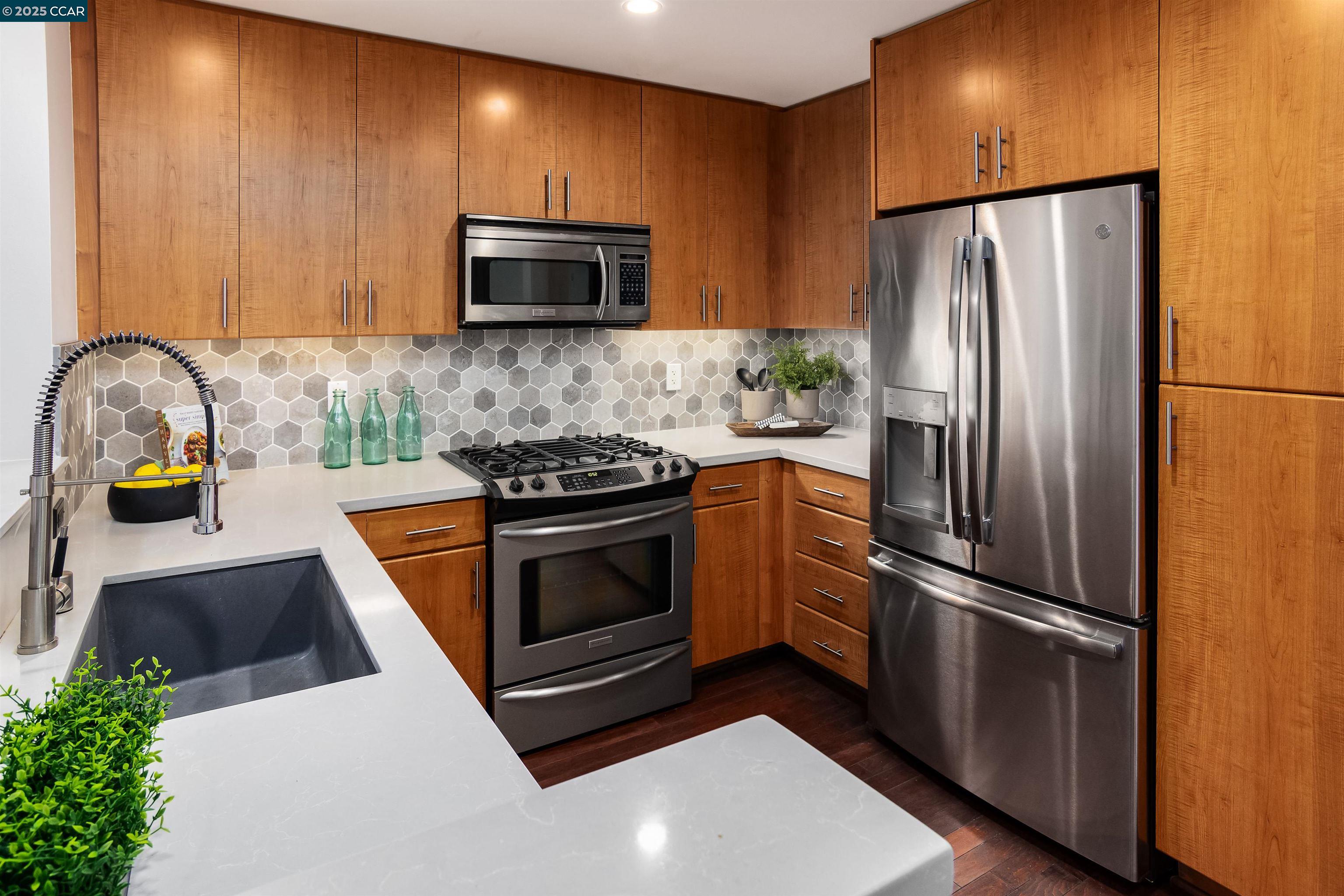 Detail Gallery Image 11 of 26 For 438 W Grand Ave #528,  Oakland,  CA 94612 - 2 Beds | 2 Baths