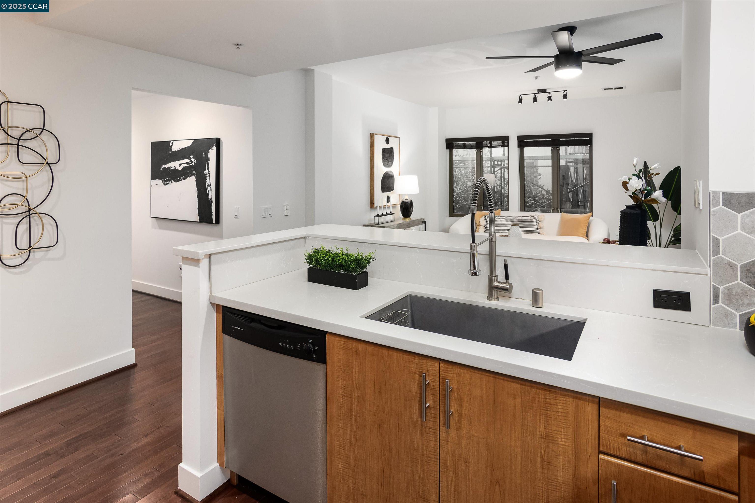 Detail Gallery Image 14 of 26 For 438 W Grand Ave #528,  Oakland,  CA 94612 - 2 Beds | 2 Baths