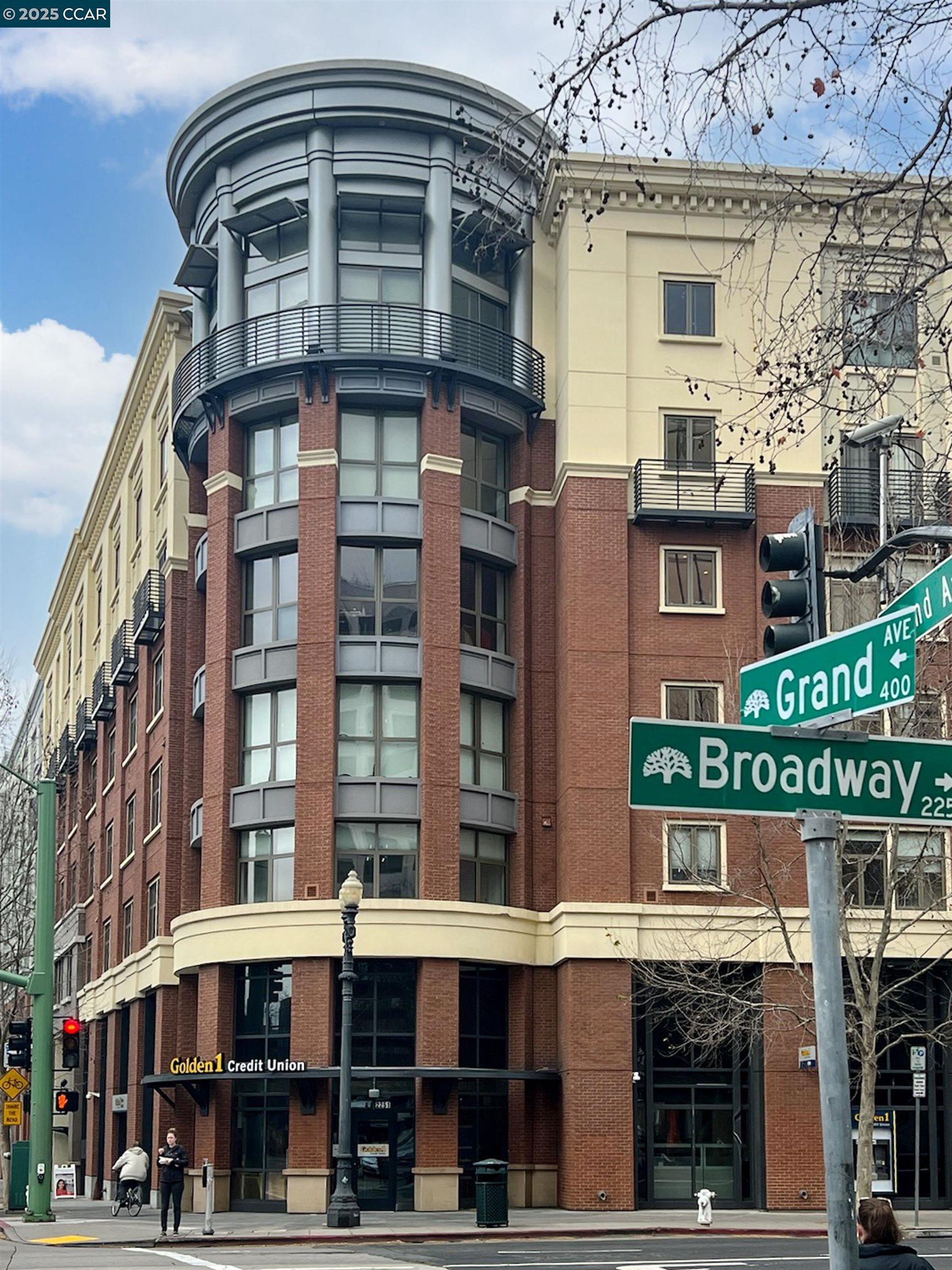 Detail Gallery Image 3 of 26 For 438 W Grand Ave #528,  Oakland,  CA 94612 - 2 Beds | 2 Baths