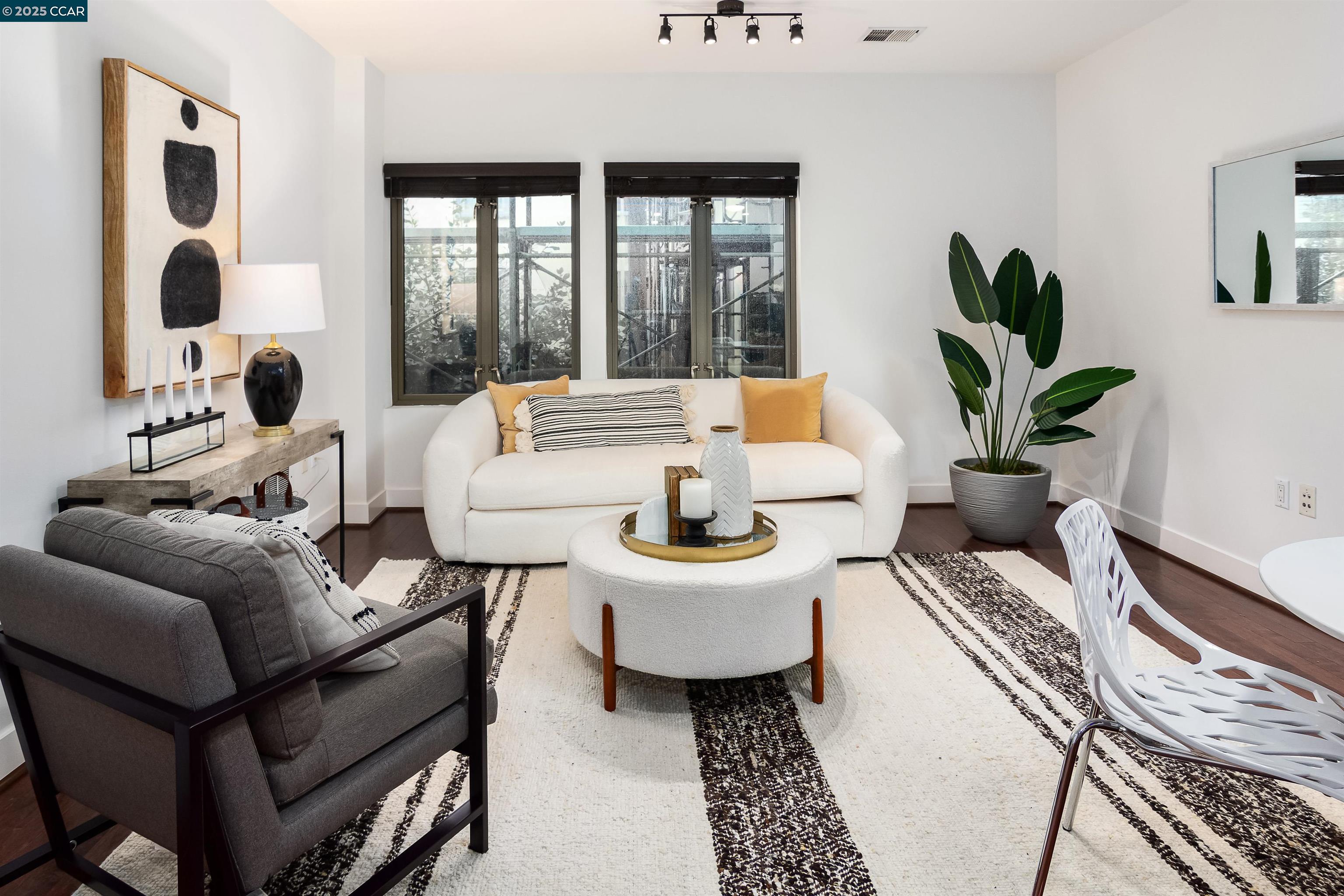 Detail Gallery Image 6 of 26 For 438 W Grand Ave #528,  Oakland,  CA 94612 - 2 Beds | 2 Baths