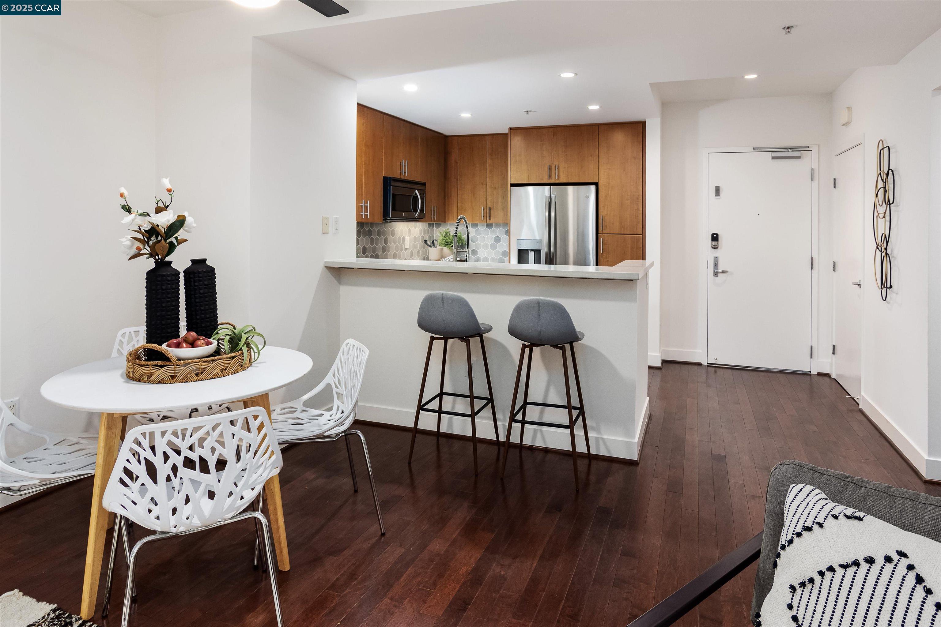 Detail Gallery Image 8 of 26 For 438 W Grand Ave #528,  Oakland,  CA 94612 - 2 Beds | 2 Baths